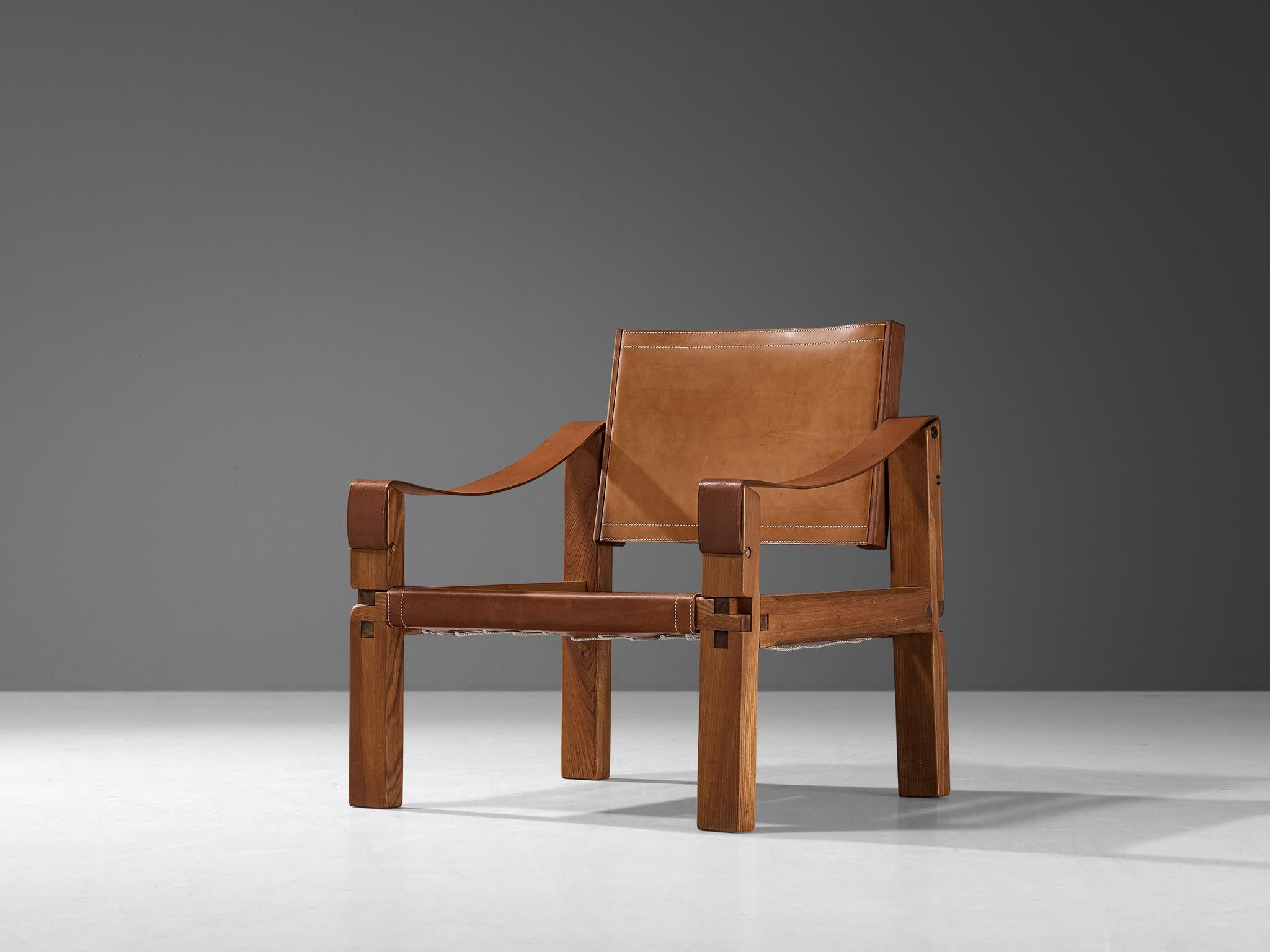 Pierre CIRCA, fauteuil modèle 'S10X', orme, cuir, France, vers 1964.

Ce modèle est une première édition, créée selon la méthodologie artisanale originale de Pierre Chapo. Ce fauteuil confortable en bois d'orme massif et cuir de selle cognac