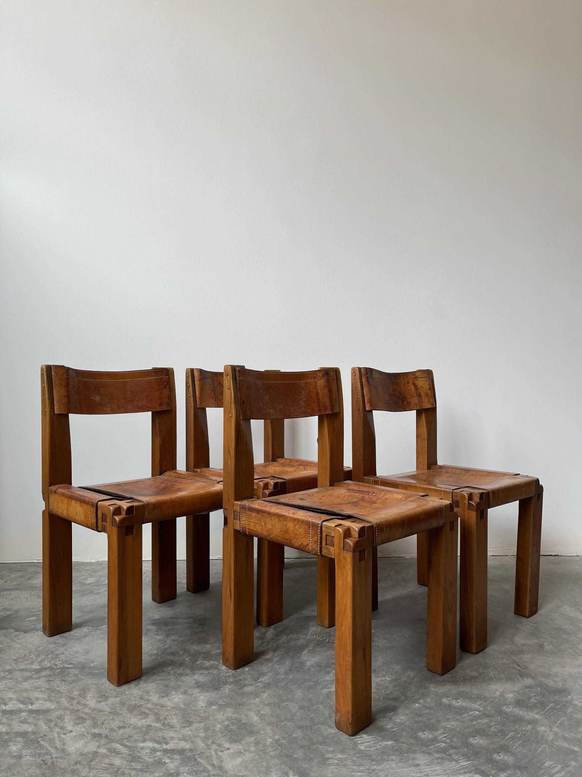 Cet ensemble de 4 chaises S11 à la patine lourde absolument époustouflante témoigne du savoir-faire artisanal de Chapo et des détails de conception raffinés et pointus, comme en témoignent la menuiserie en bois et les coutures en cuir. Un ensemble