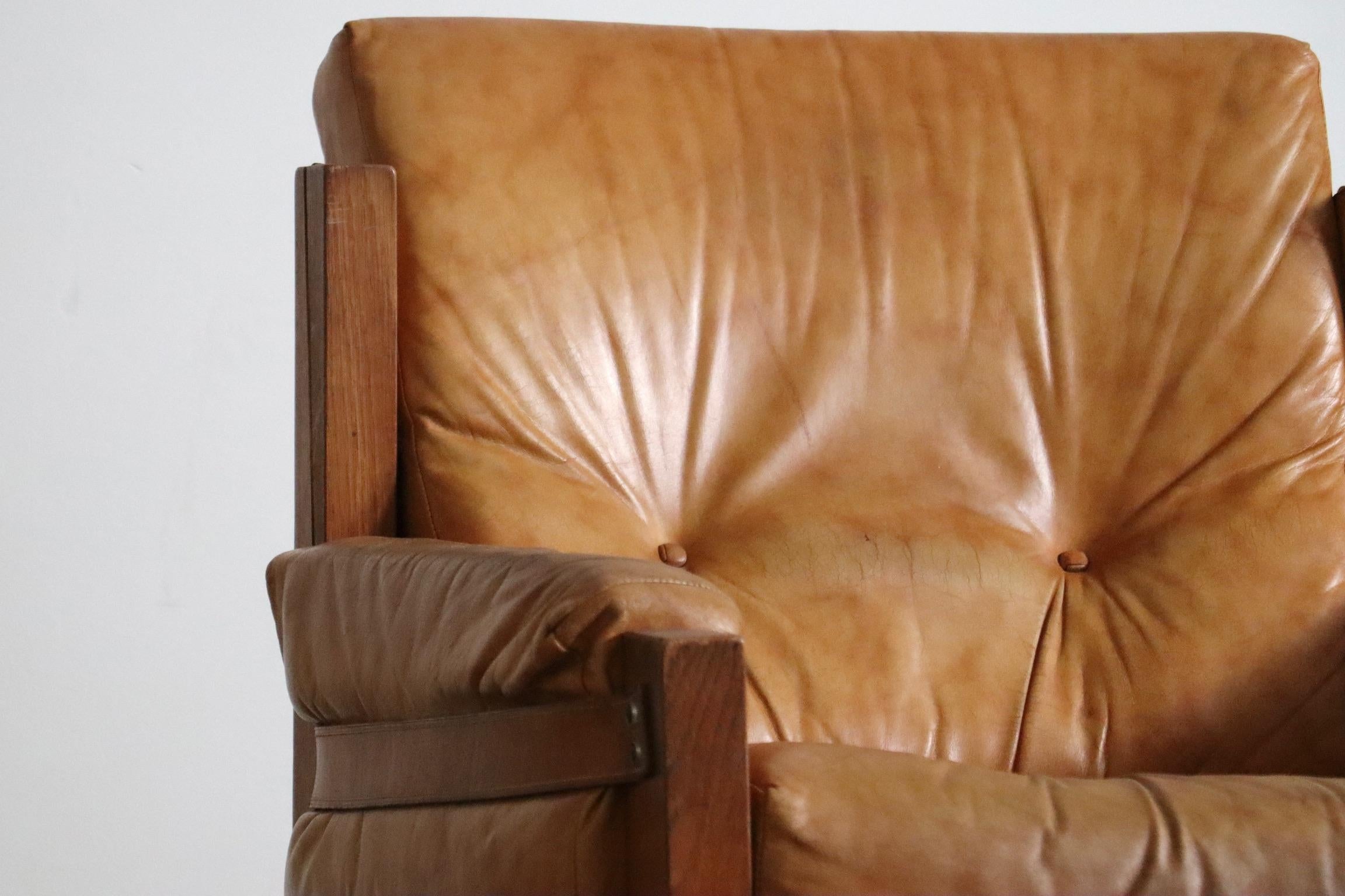 Sillón S15 de gran comodidad, de cuero color canela, diseñado por Pierre Chapo y fabricado en su propio taller, Francia 1967.

El diseño de esta silla es un gran ejemplo de seguir la pionera proporción 48×72. Un montaje cuidadosamente elaborado, sin
