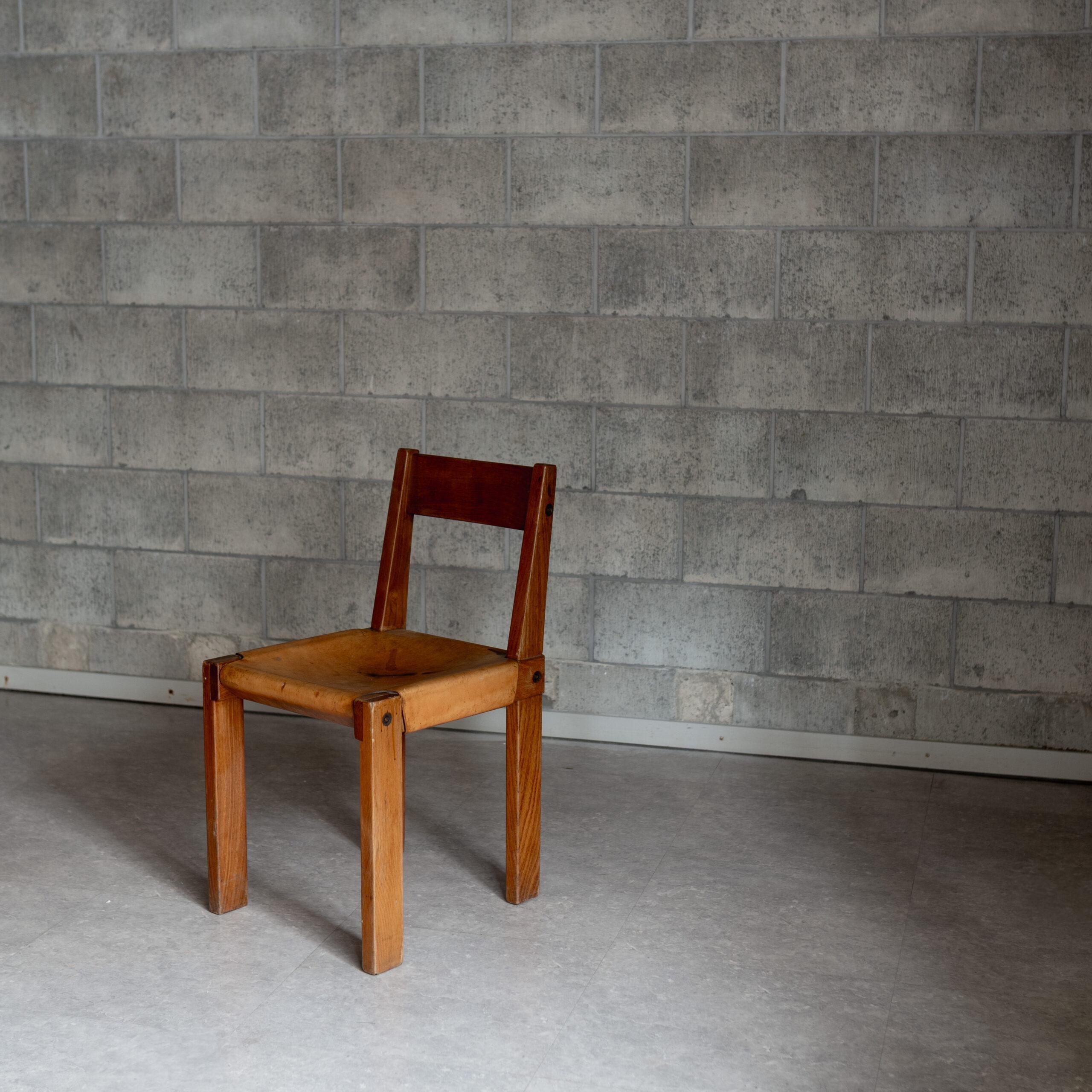 A pair of S24 chairs designed by Pierre Chapo, crafted in elm wood with the designer’s characteristic attention to proportion and structural harmony.
The S24 exemplifies Chapo’s architectural approach to furniture: bold in geometry yet warm in