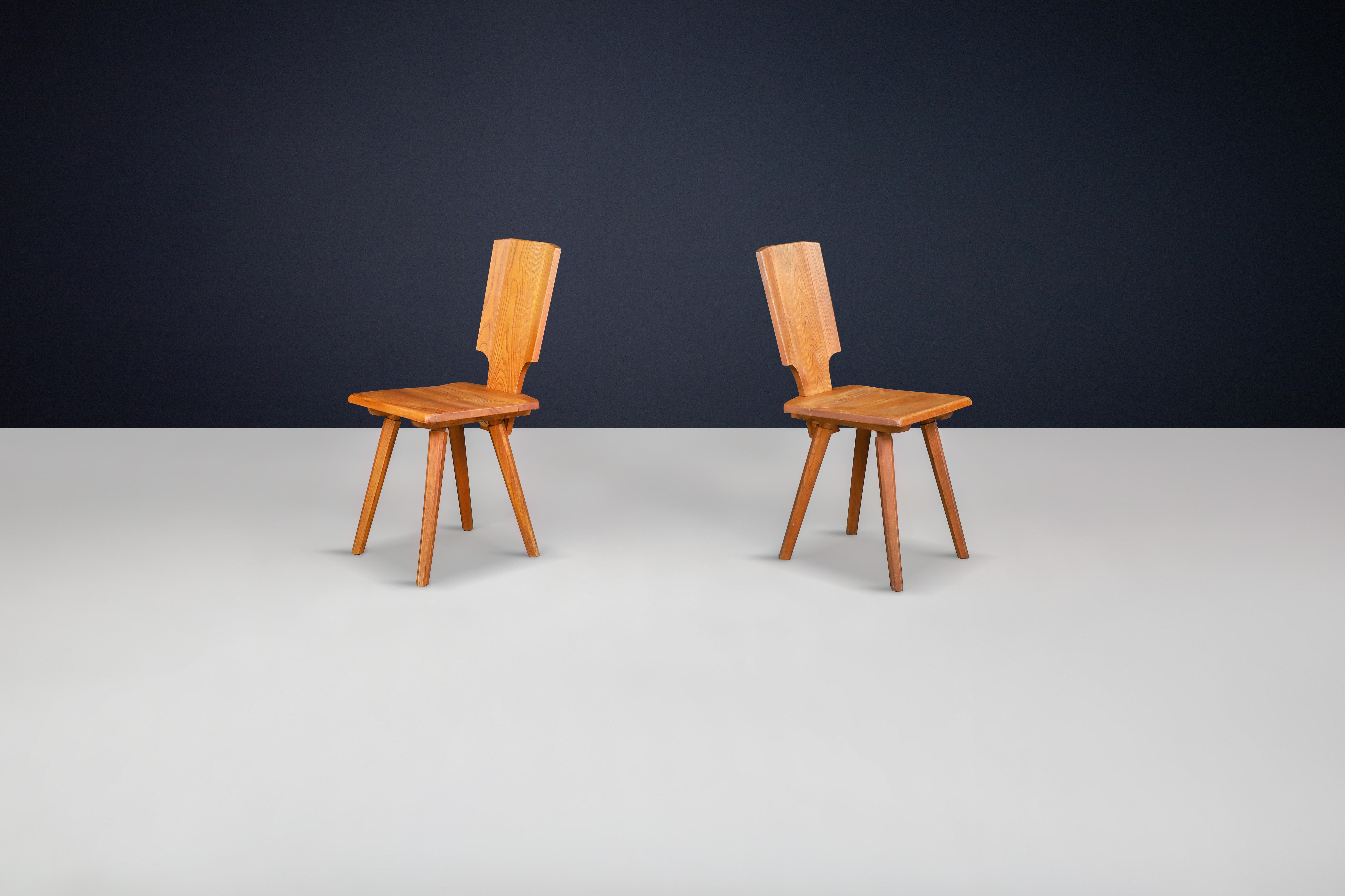 Pierre Chapo 'S28' Chairs in Solid Elm, France 1972.

This pair of S28 chairs by Pierre Chapo represents the pinnacle of French furniture design. Crafted from solid elm wood, these chairs exude a robust solidity, complemented by tapered legs that
