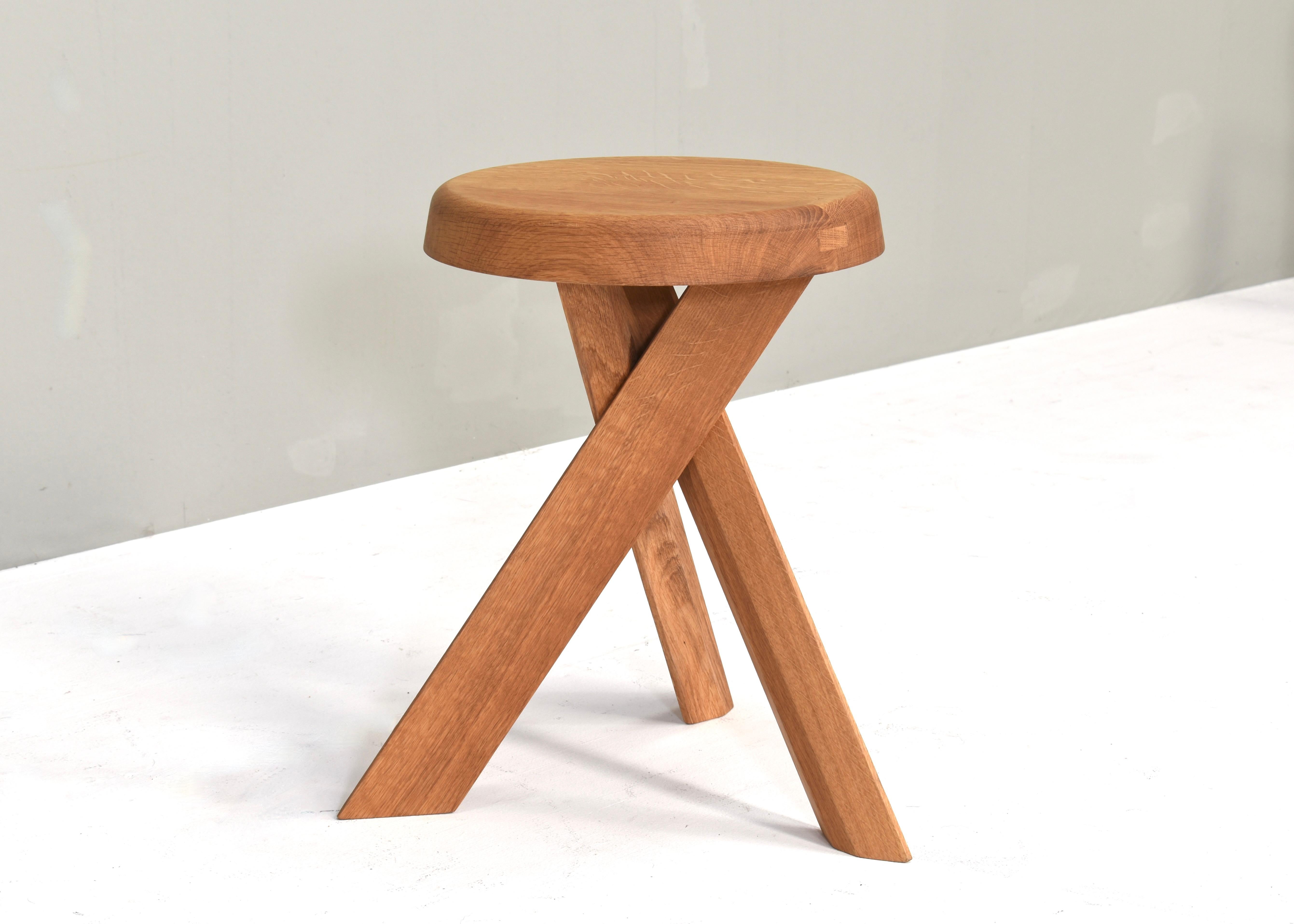 S31 Tabouret bas par Pierre Chapo pour Chapo Creation - France.
Les tabourets peuvent être commandés dans toutes les quantités et en trois hauteurs différentes 45cm. 55cm. et 73cm.
Elle peut être commandée en orme et en chêne.
Les tabourets sont