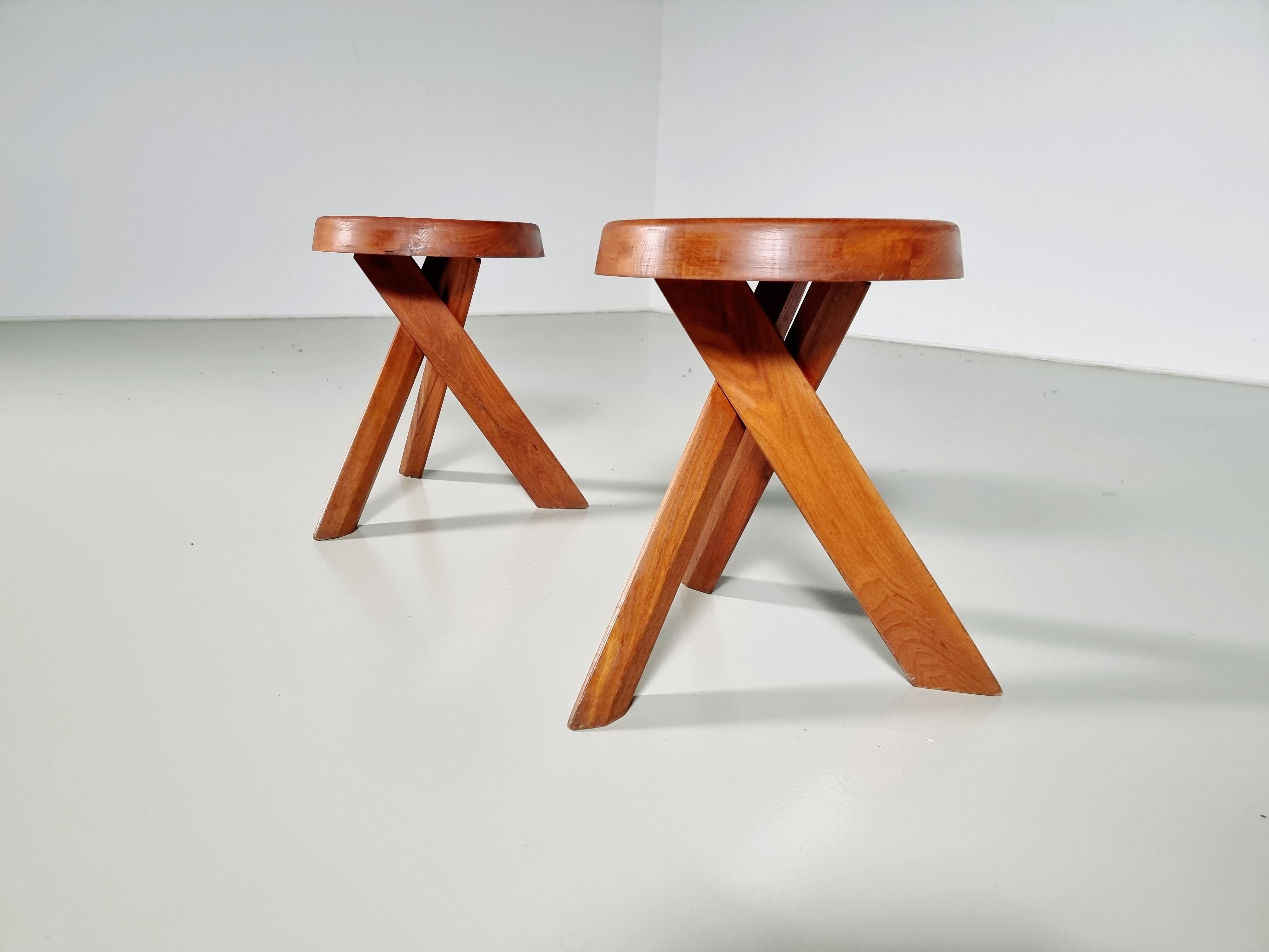Pierre Chapo, stool model ´S31´, elm, France, designed the 1960s.

This asymmetrical stool with twisted legs is an icon of Pierre Chapo's designs. The piece is made of solid elm. The used material, the cross-legged base, and the wood joints are