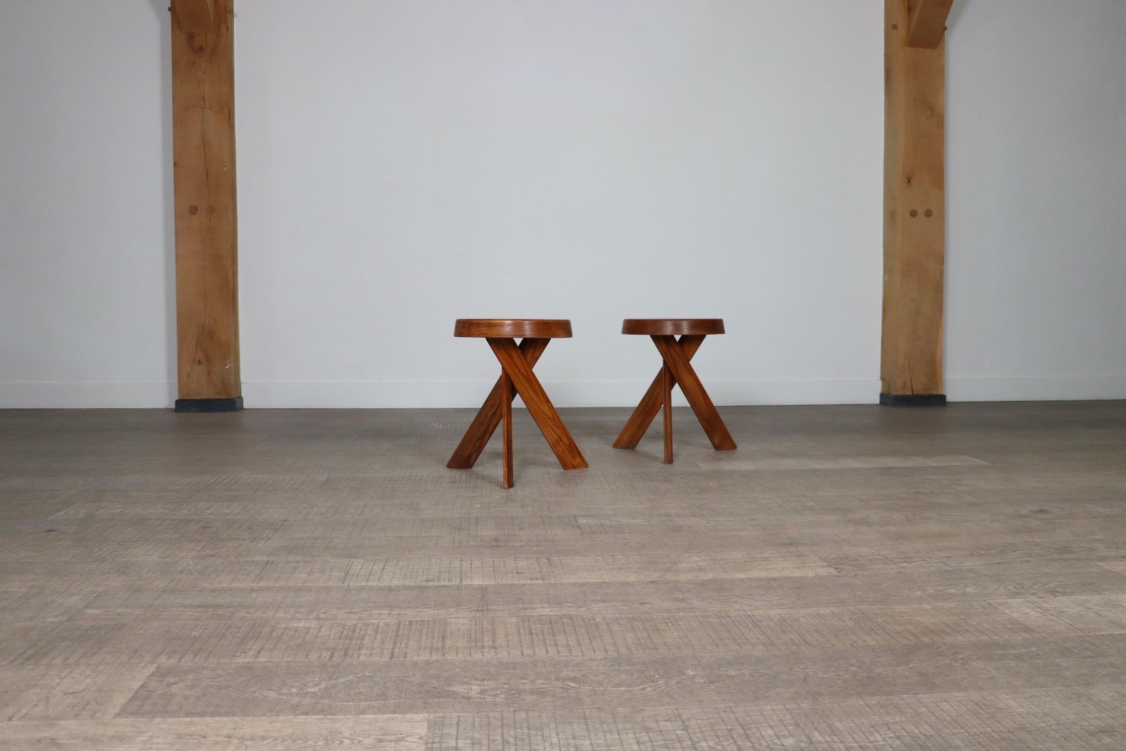 Vintage Pierre Chapo Stools in solid Elm – Early Edition, Model S31
Stunning pair of early edition S31 stools by renowned French designer Pierre Chapo, crafted ca. 1974 in Atelier Chapo from solid elm wood. These iconic stools showcase thick,