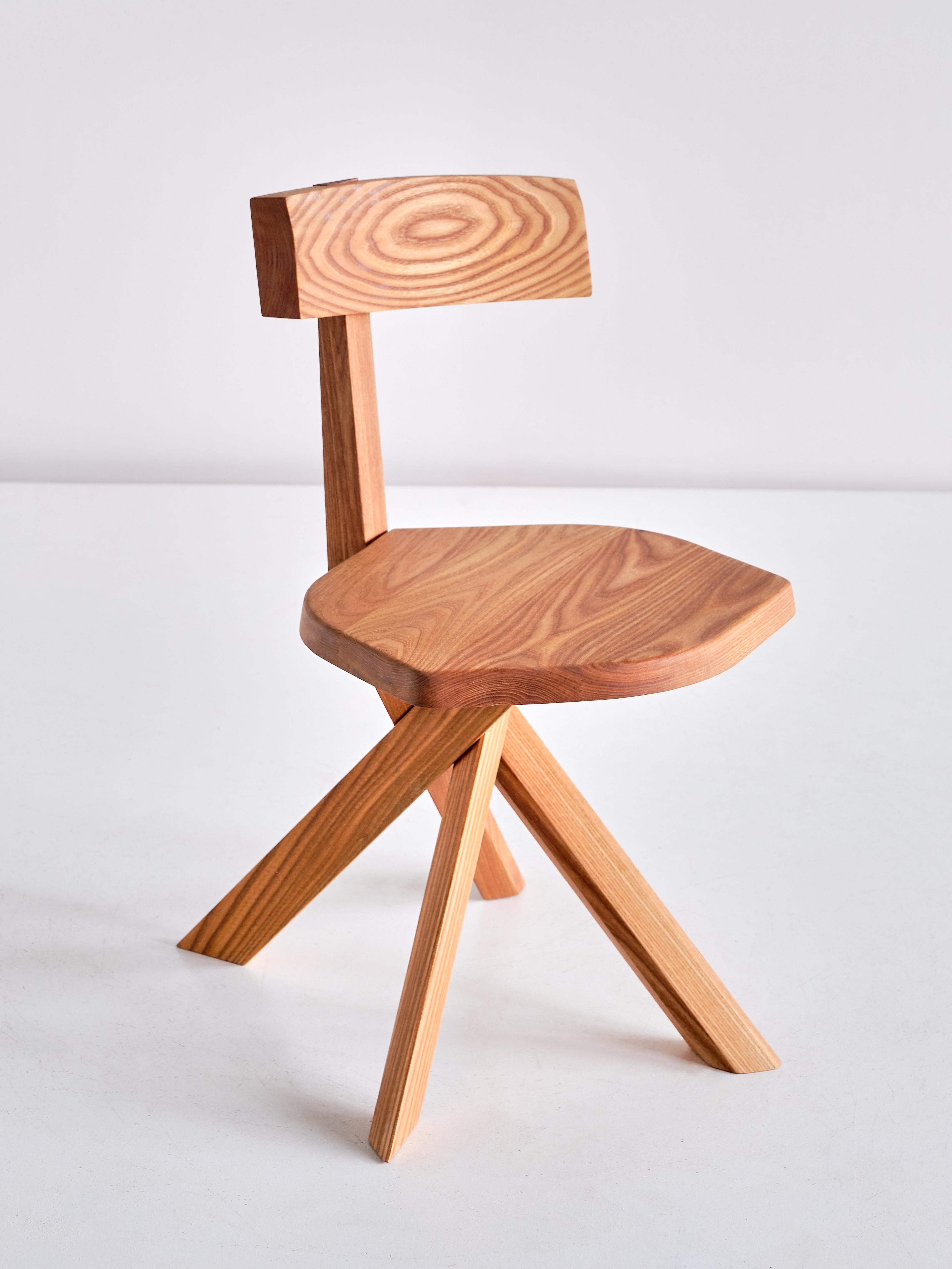 Cette étonnante chaise à quatre pieds est le modèle S34 conçu par Pierre Chapo en 1973. Ce design emblématique est marqué par ses quatre pieds en faisceau, son assise de forme polygonale et son dossier asymétrique monté dans le prolongement de l'un