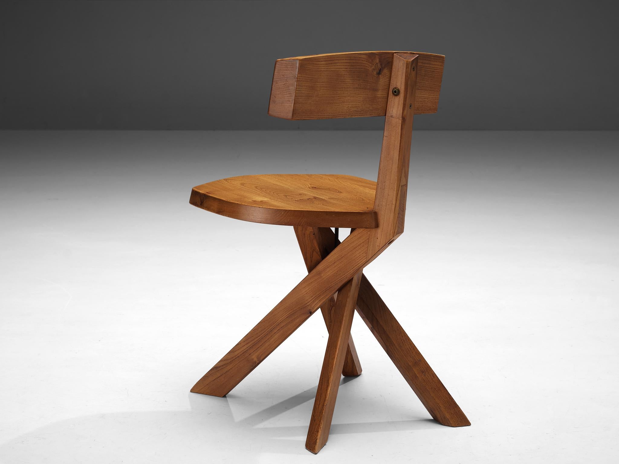 Pierre Chapo, chaise, modèle 'S34A', orme, France, circa 1973 

Ce modèle est une première édition, créée selon la méthodologie artisanale originale de Pierre Chapo. Cette chaise, modèle 'S34A', a été conçue vers 1973. Cette chaise asymétrique