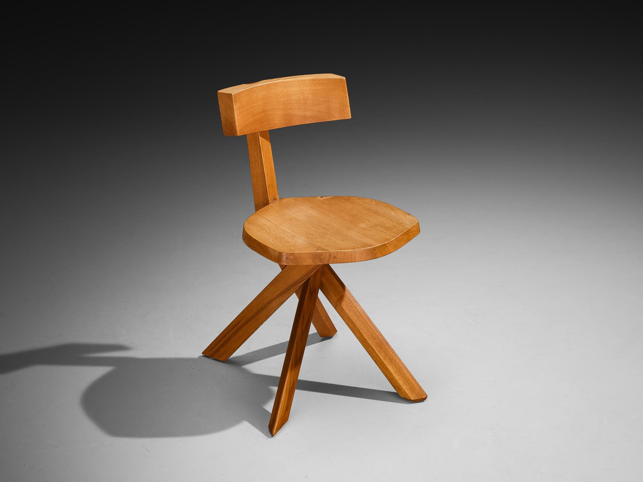 Pierre Chapo, chaise de salle à manger modèle 'S34', orme, France, années 1960

Cette chaise asymétrique à la base torsadée est une véritable icône des designs ludiques et solennels de Pierre Chapo. Le dossier est placé juste un peu en dehors du