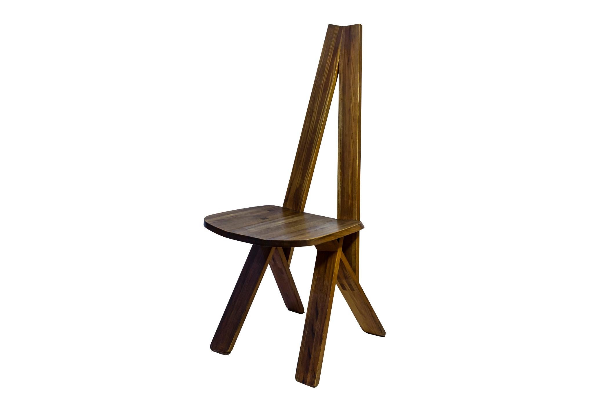 Pierre Chapo (1927-1987), Satz von vier Stühlen,
Esszimmerstuhl Modell S45,
Holz,
Frankreich, um 1970.

Maße: Höhe 105 cm, Breite 43 cm, Tiefe 51 cm, Sitzhöhe 46 cm.

Nach einem Studium in Paris, das von Reisen in die skandinavischen Länder, dem