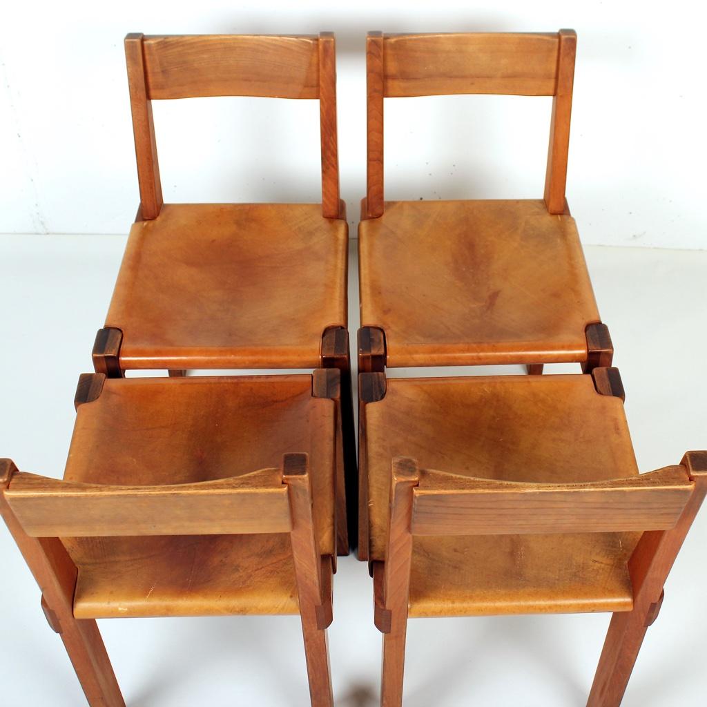 Set of four S 24, Pierre Chapo designed this model in 1967, he highlighted the strength of the half-lap joints to ensure a highly rigid chair. Visible Allen black screws and woven cords under the leather seat.
The cognac color leather is in very