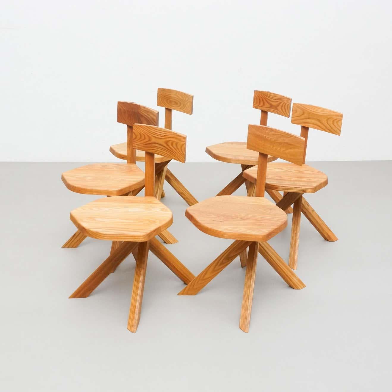 Ensemble de six chaises conçues par Pierre Chapo, vers 1960.
Fabriqué par Chapo Creation en France, 2020.
Bois d'orme massif estampillé.

En bon état d'origine, avec une usure mineure conforme à l'âge et à l'usage, préservant une belle