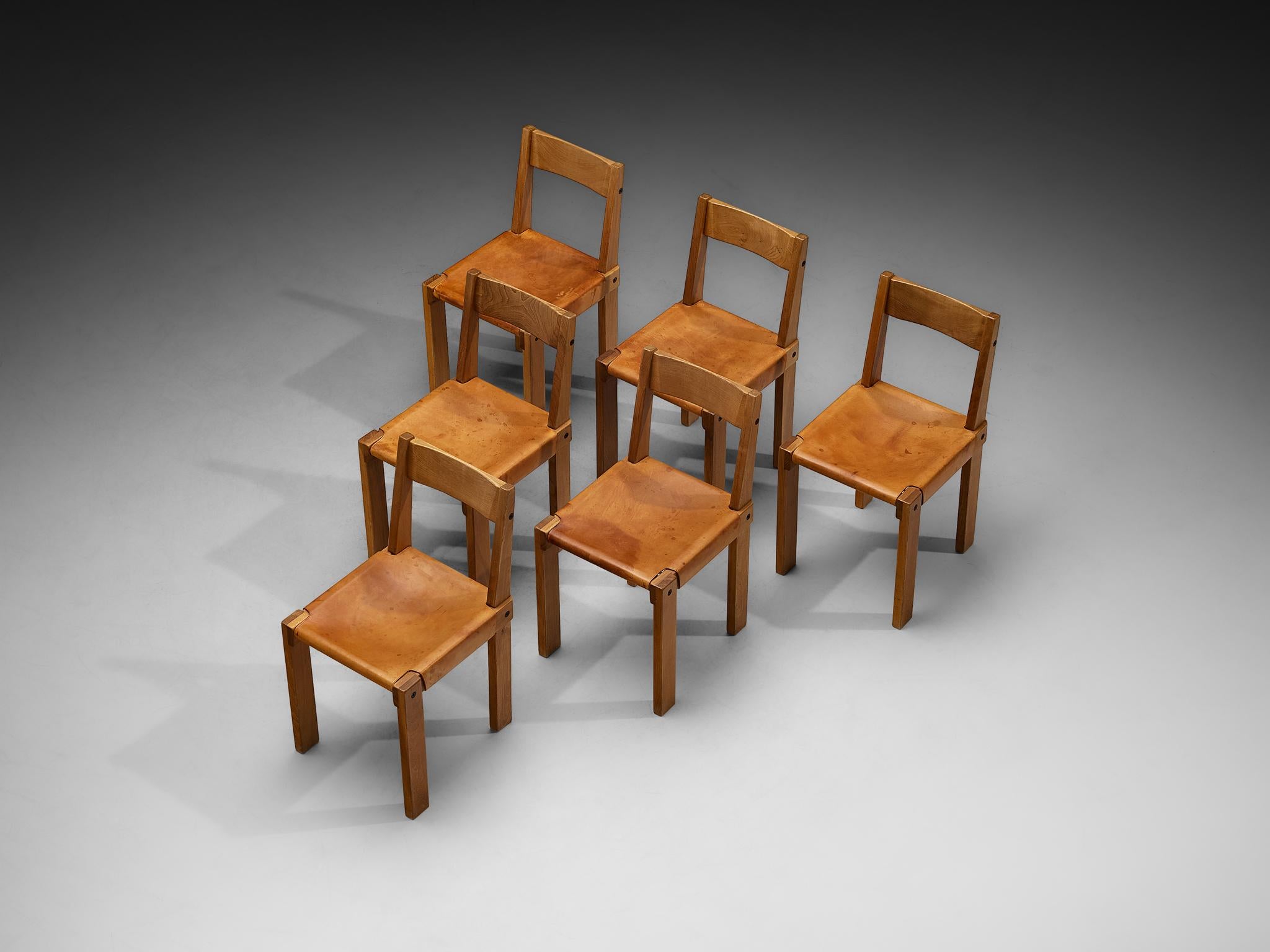 Pierre Chapo, set di sei sedie da pranzo, modello 'S24', olmo massiccio, pelle cognac, corda, ottone, Francia, design 1966 ca. 

Questo modello di design S24 è una prima edizione creata da Pierre Chapo. Realizzate in legno di olmo massiccio, le