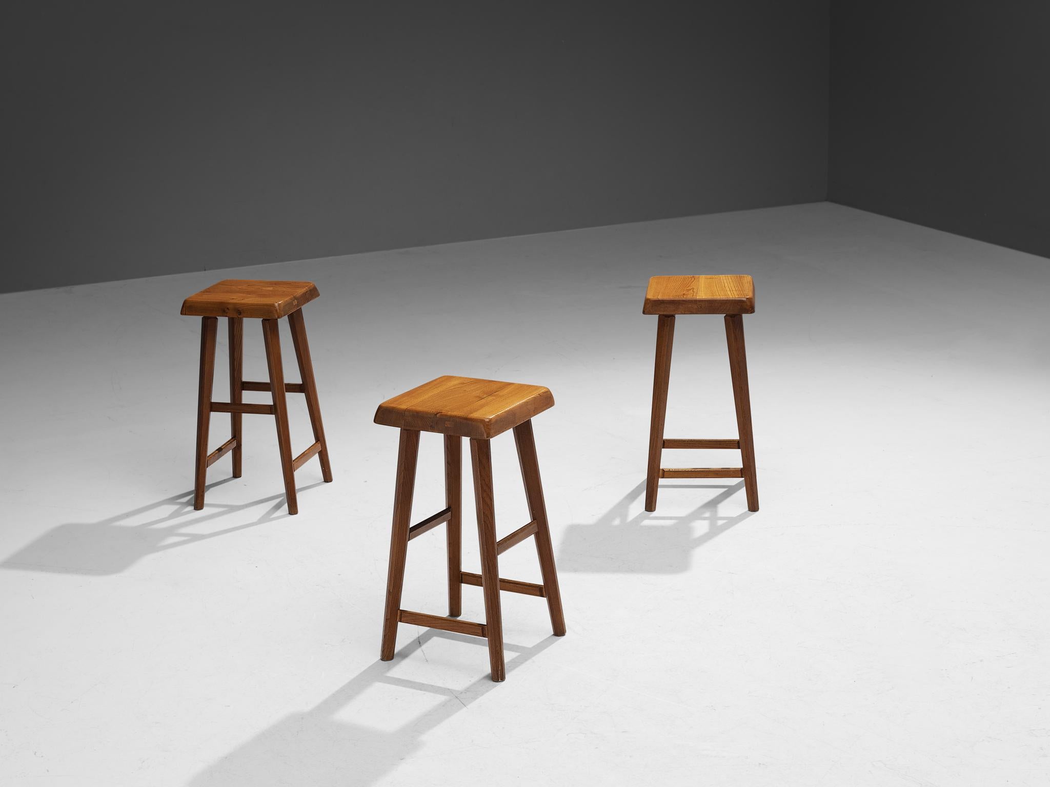 Pierre Chapo, set of three stools model S01R, elm, France, design 1962

This set of modernized farm stools have a robust and rustic character and showcases the characteristics of Pierre Chapo. First of all the material is typical for Chapo who