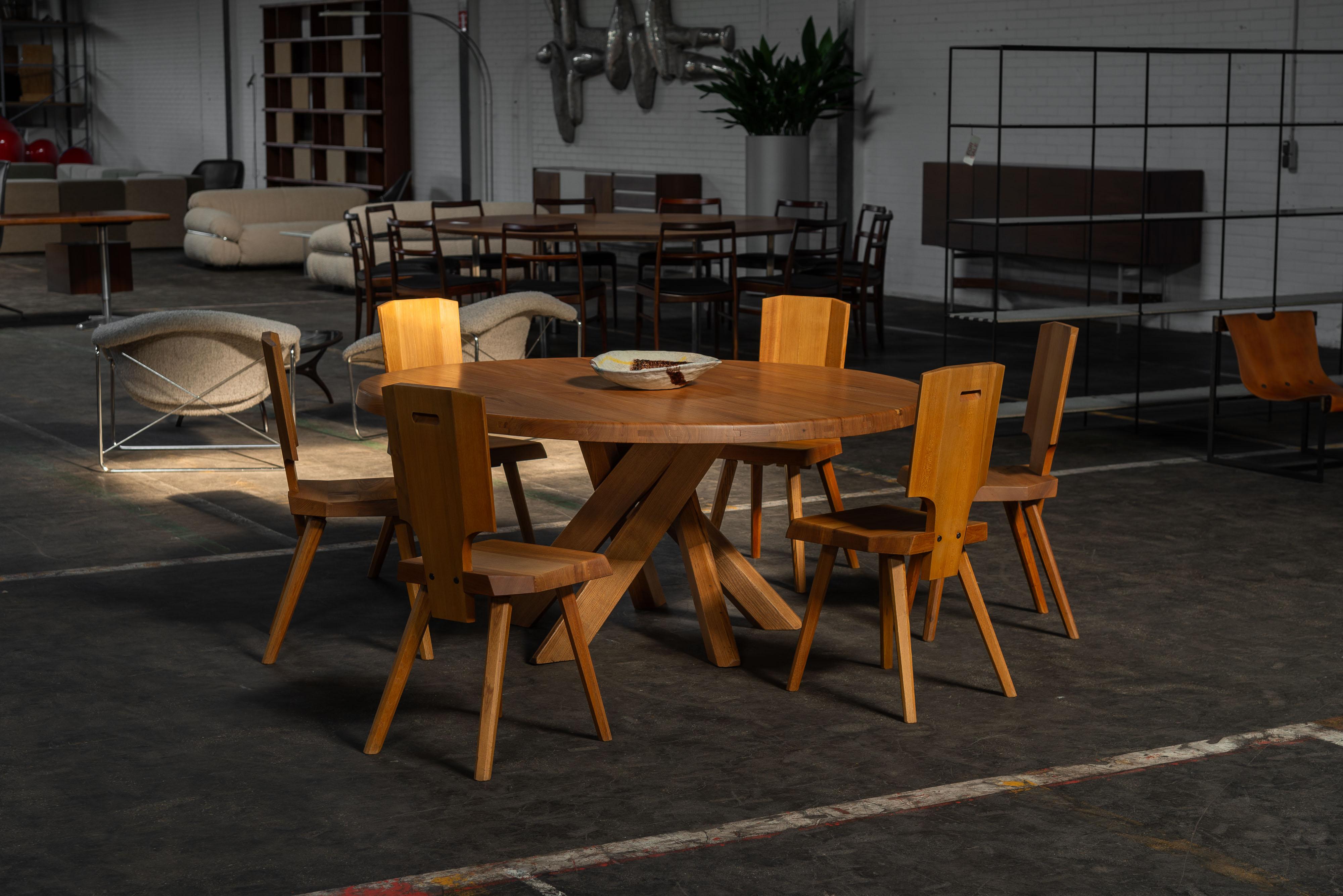 Cette magnifique table de salle à manger T21E de 1965, créée par Pierre Chapo, illustre le style et le savoir-faire de Chapo. Fabriqué avec la plus grande attention aux détails, le T21D présente une structure en bois d'orme massif, mettant en valeur