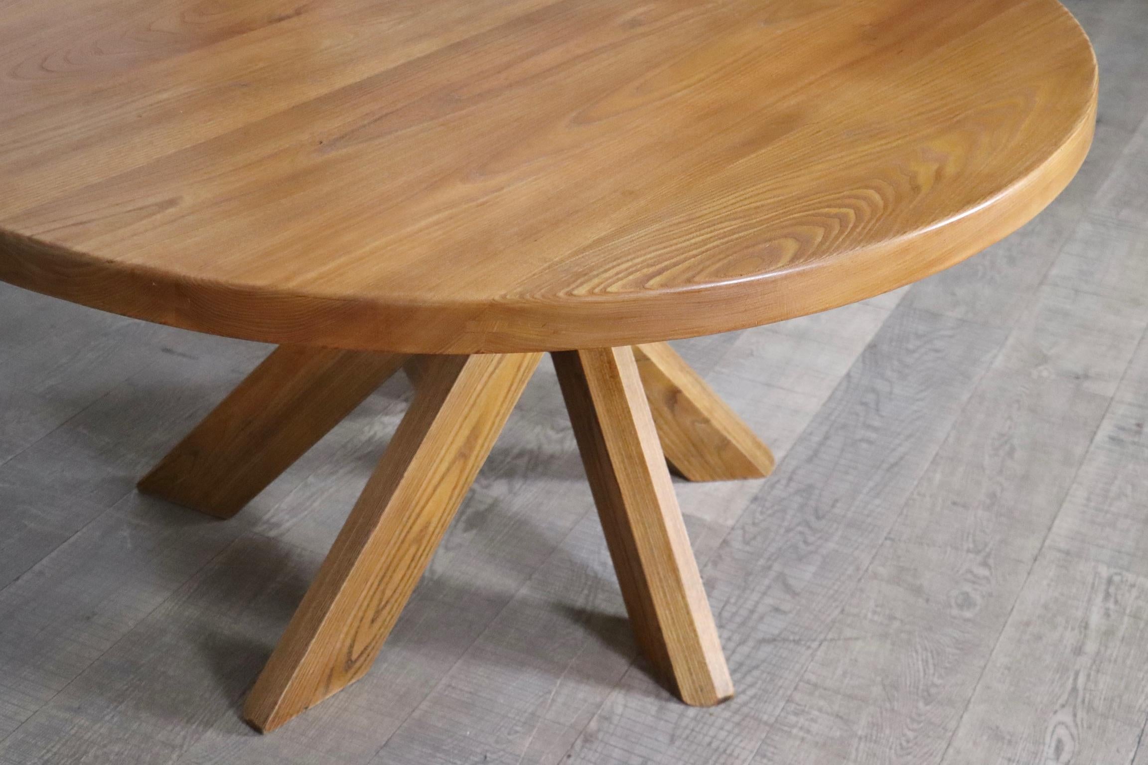 Époustouflante table de salle à manger T21D du célèbre designer français Pierre Chapo, fabriquée dans les années 1970 dans l'Atelier Chapo à partir de bois d'orme massif. Cette table ronde emblématique présente un plateau et des pieds en orme épais