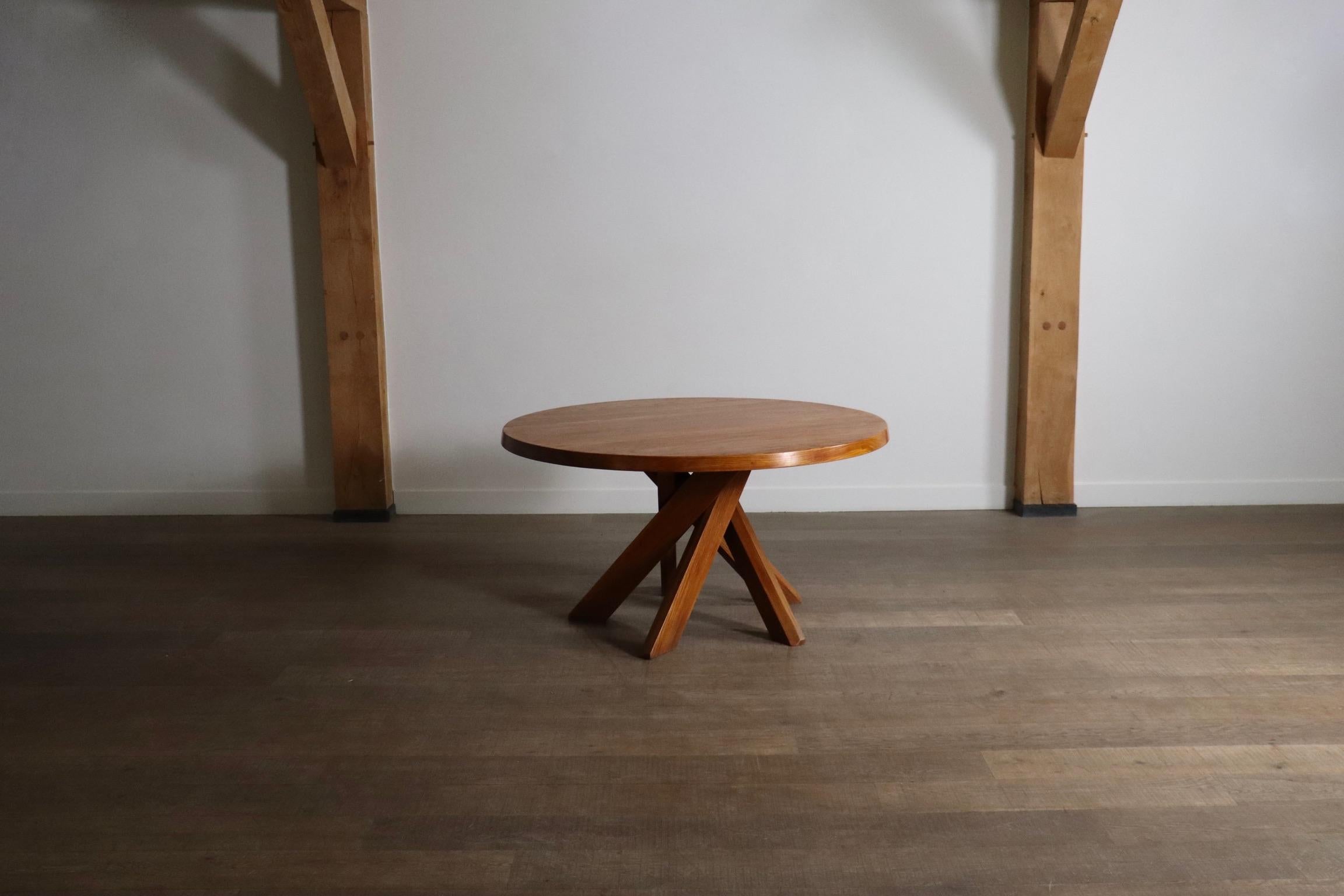 Breathtaking early edition T21D Dining table by renowned French designer Pierre Chapo, crafted in the 1970s in Atelier Chapo from solid elm wood. This iconic round dining table showcase thick, beautifully veined Elm table top and legs, and feature