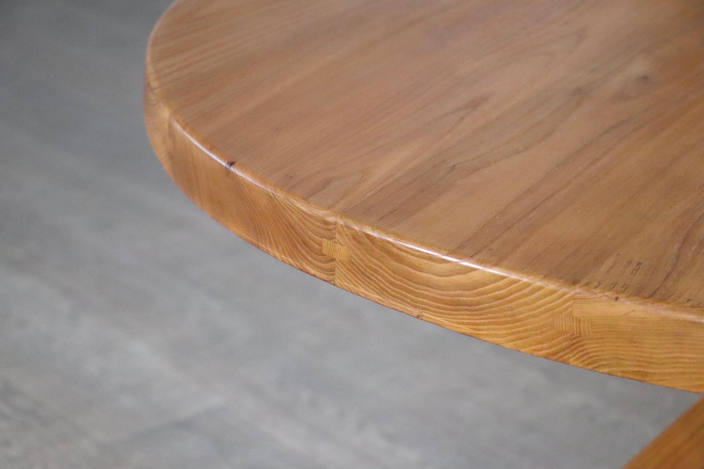 Table de salle à manger Sfax T21D en orme massif Pierre Chapo, France, 1970 en vente 4