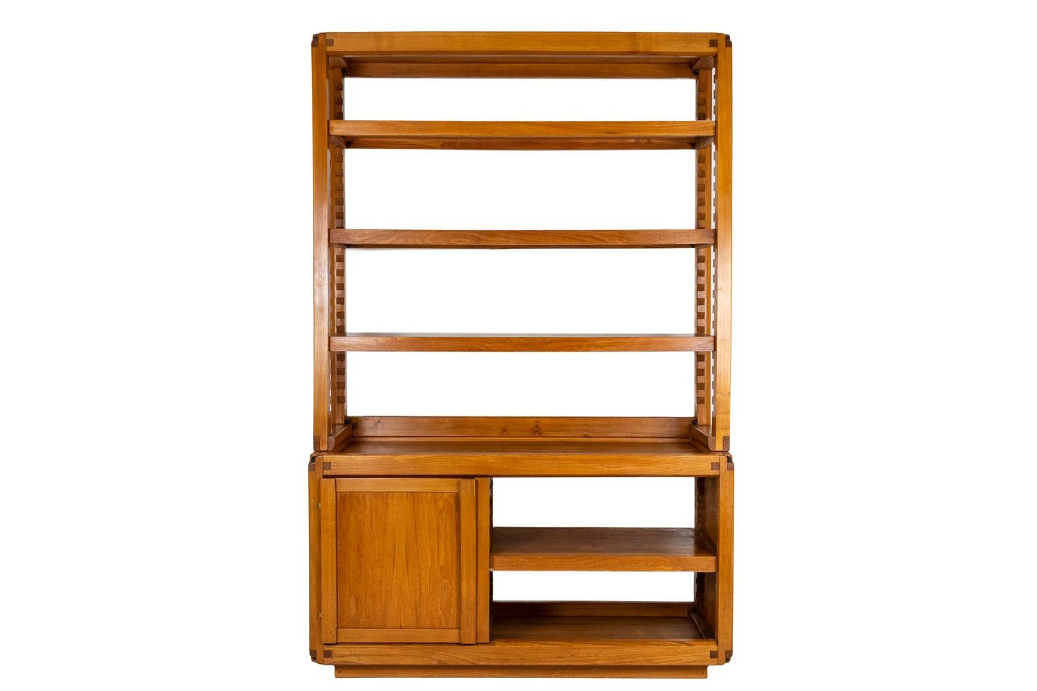 Pierre Chapo, by.

Shelving unit in blond natural elm, model B10, consisting of three front shelves. A door in the lower part.

French work realized in the 1960s.