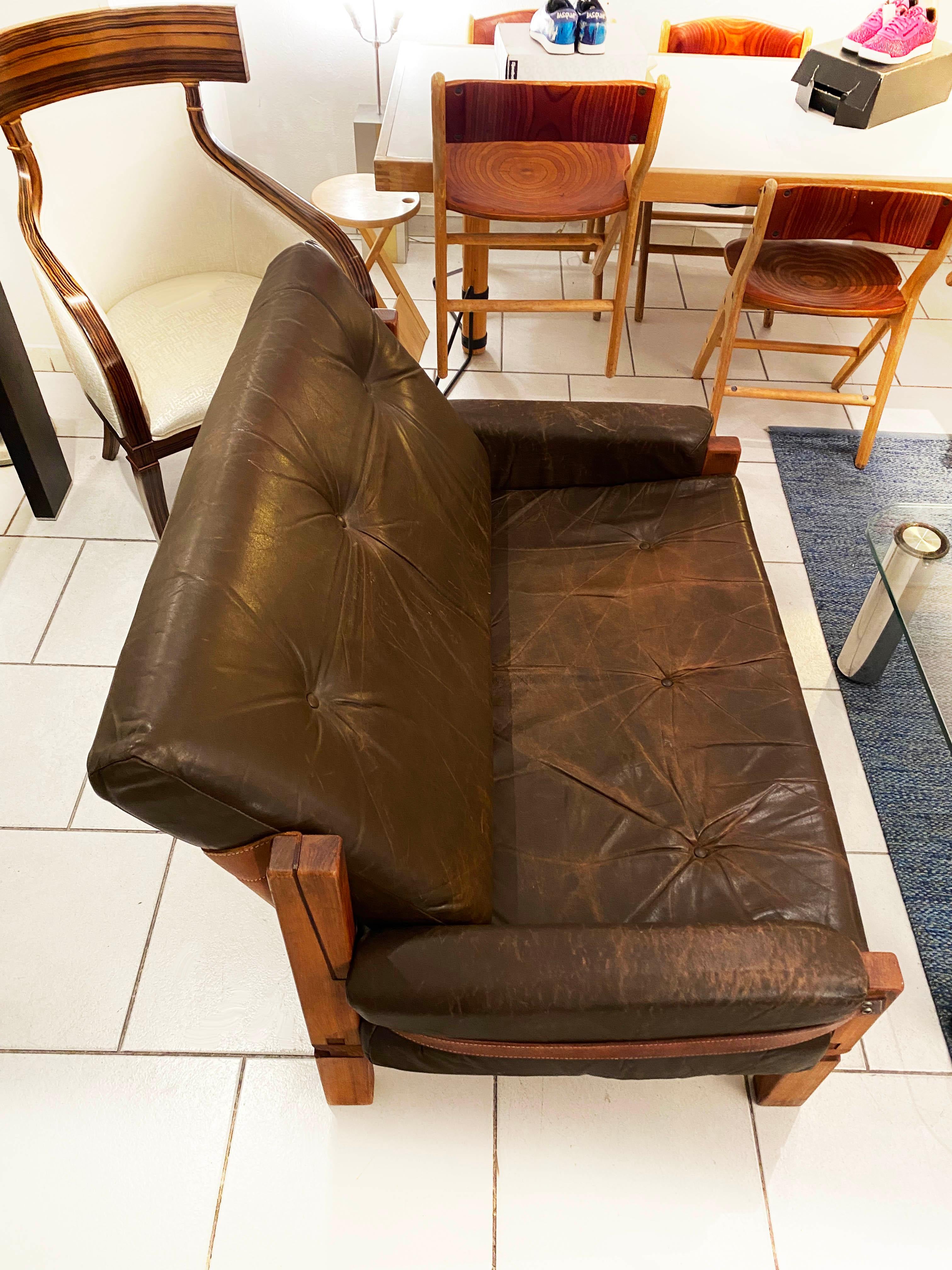 Sofa S18 y
Circa 1972
Leather/shape/massive
2 seats
137x75px72h
Price : 2900 € for the sofa.