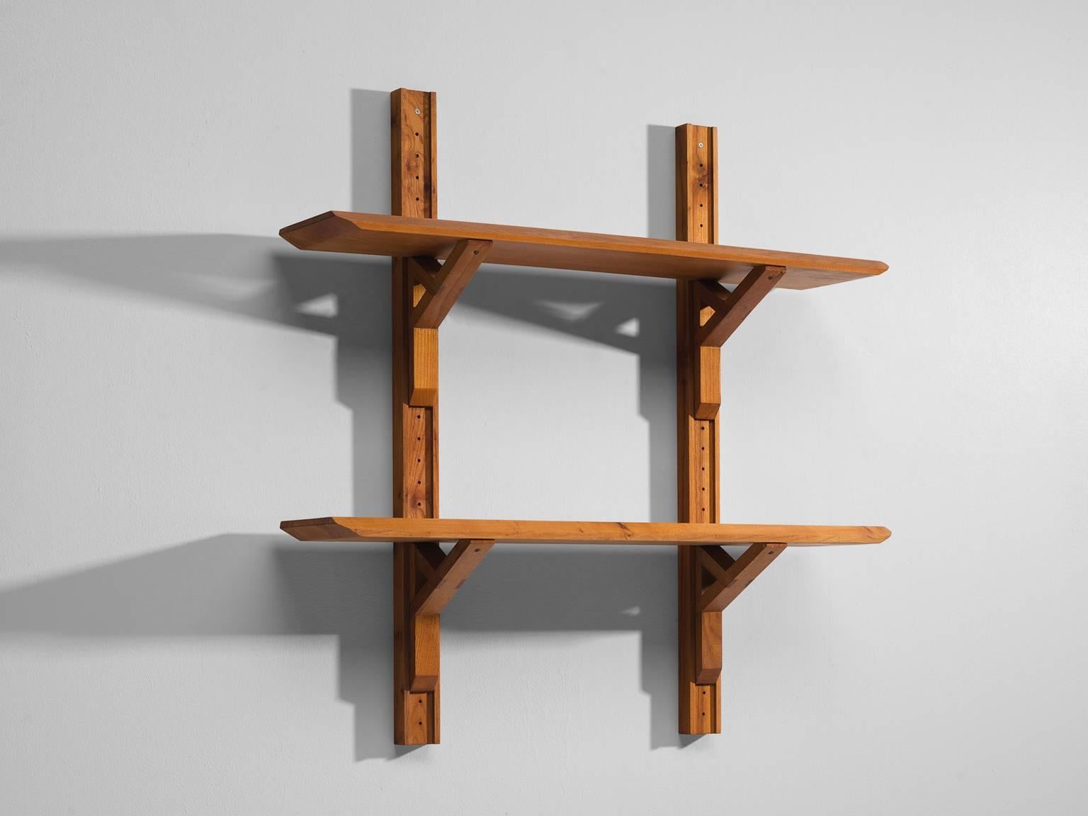 Pierre Chapo, Bibliotheque, model no. B30, elm, France, 1960s.

Model 'B30-bibliotheque' is designed by Pierre Chapo. This clear and solid bookcase consist of two robust elm shelves that rest upon two T-shaped brackets. The bookshelves are in the