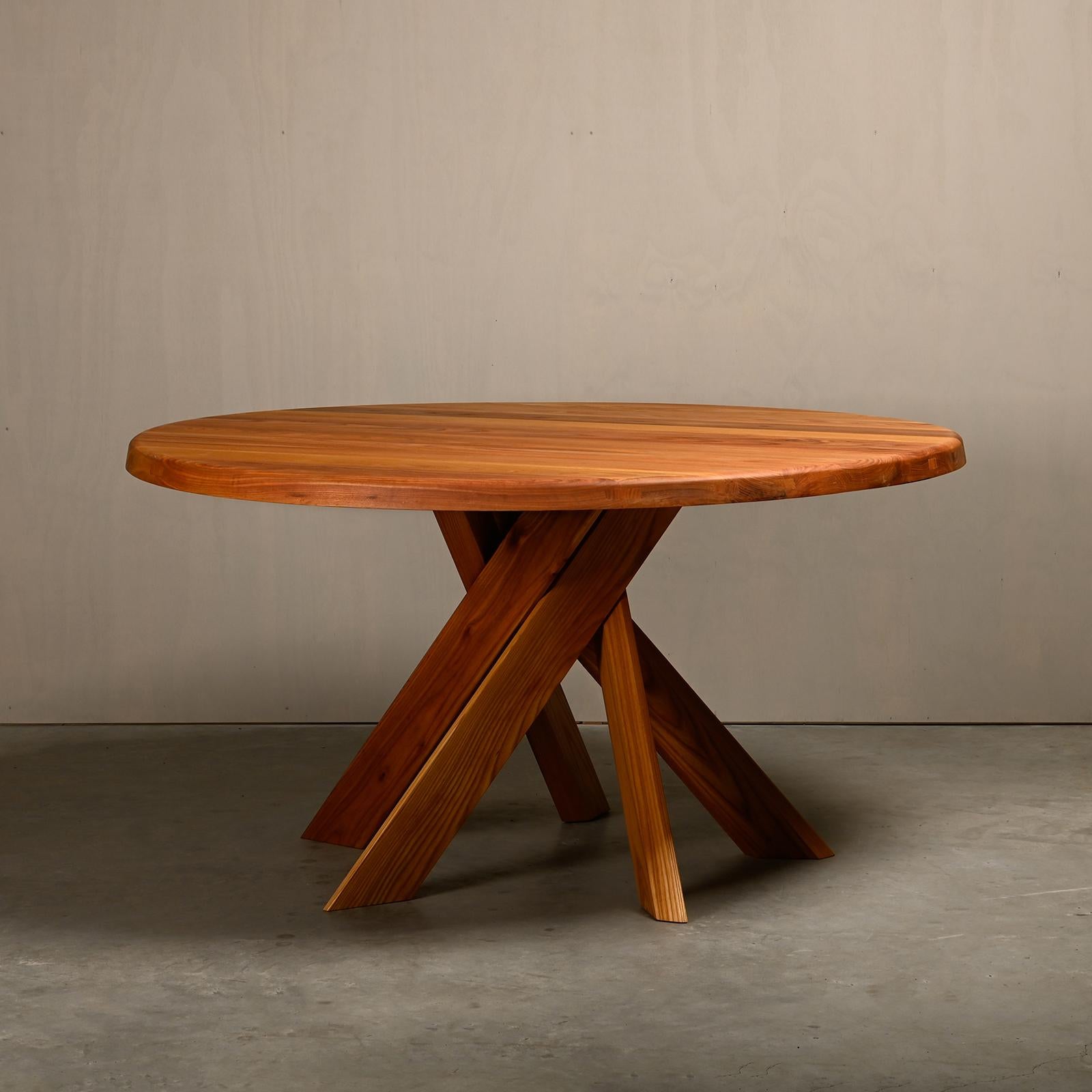 Tisch T21D, entworfen von Pierre Chapo um 1960 und hergestellt von Chapo Création in Frankreich, 2024. 
Massives Ulmenholz mit Naturöl behandelt. Ausgezeichneter Originalzustand und signiert durch den Herstellerstempel. Dieser Tisch kann auch in
