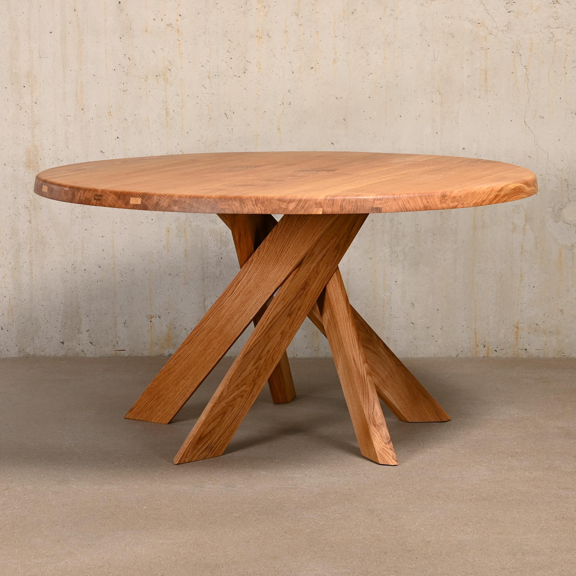 Tisch T21D, entworfen von Pierre Chapo um 1960 und hergestellt von Chapo Création in Frankreich, 2023. 
Massives Eichenholz, mit Naturöl behandelt. Ausgezeichneter Originalzustand und signiert durch den Herstellerstempel. Dieser Tisch kann auch in