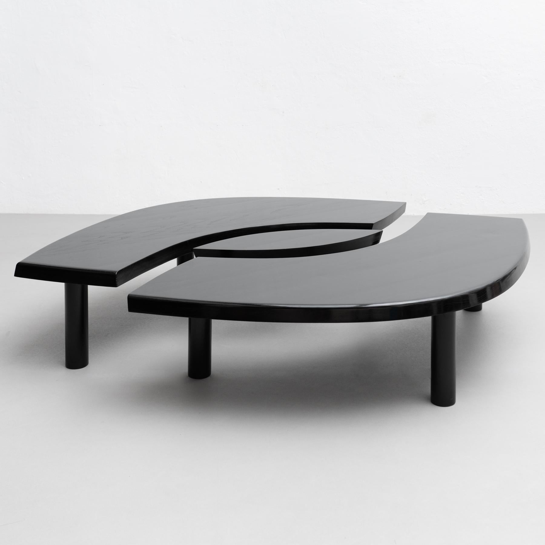 Plongez dans l'allure d'un design intemporel avec l'édition noire exclusive de la table T22 de Pierre Chapo. Fabriquée en 2021 par Chapo Creation, cette pièce emblématique rend hommage au design original datant de 1970 en France. La silhouette