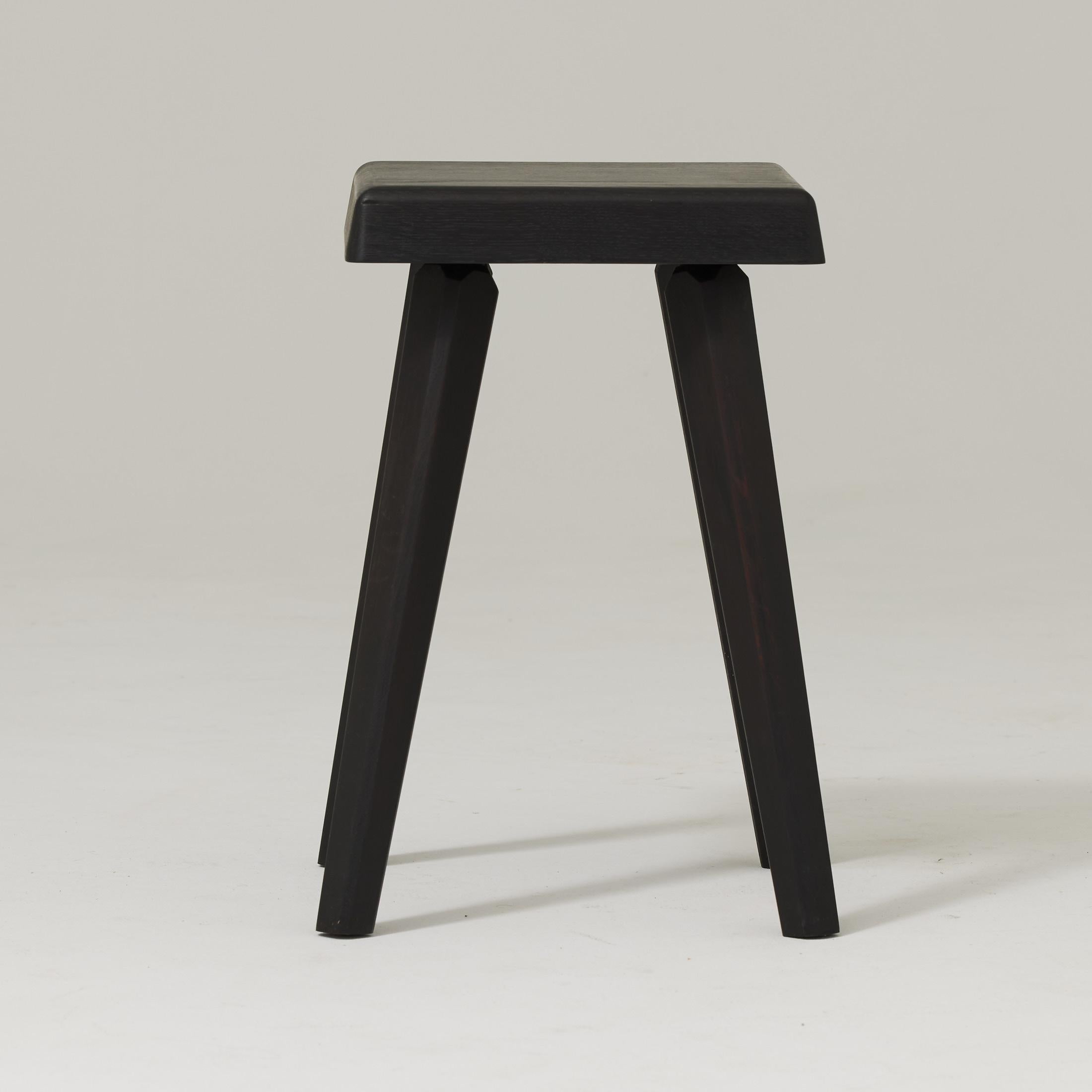 Hocker, entworfen von Pierre Chapo in den 1960er Jahren.
Hergestellt in Frankreich um 2019

Massives Eichenholz.
Maße: klein: 28 x 28 x 34 cm
Hoch: 31 x 31 x 45 cm

In gutem Originalzustand mit geringen alters- und gebrauchsbedingten