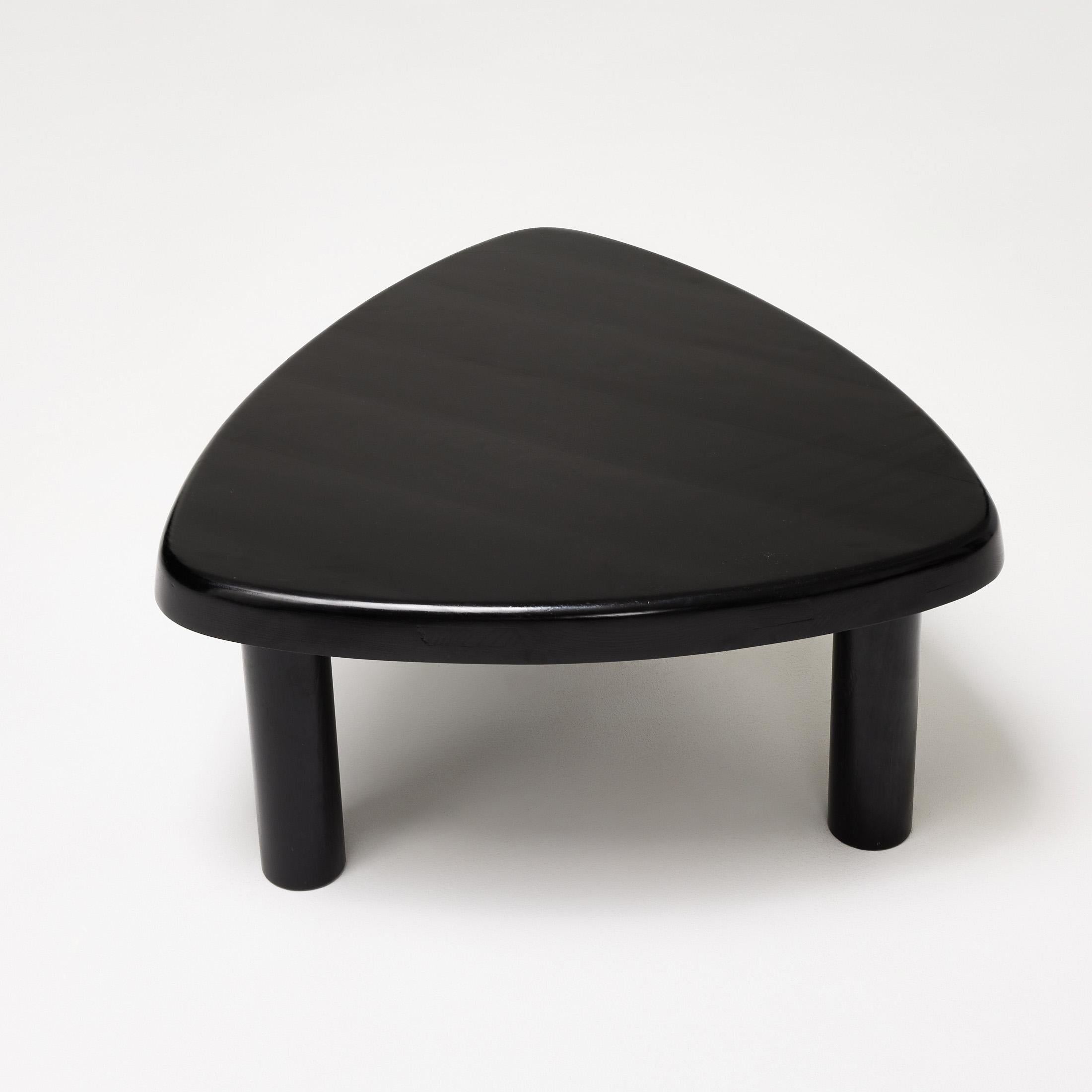 Schwarzer Holz-Beistelltisch T23 von Pierre Chapo, Sonderausgabe (Moderne der Mitte des Jahrhunderts) im Angebot