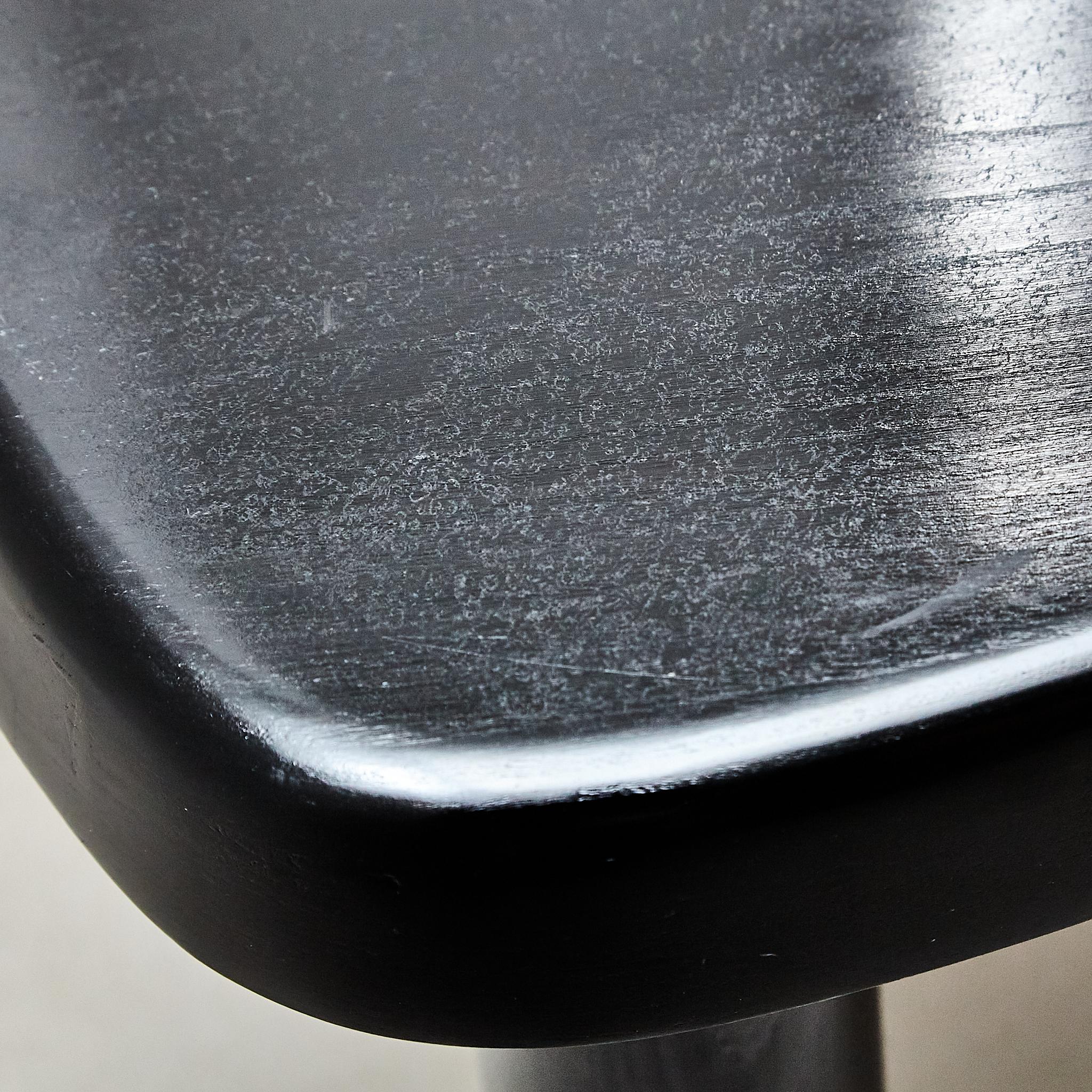 Bois Table d'appoint Pierre Chapo édition spéciale en bois noir T23 en vente