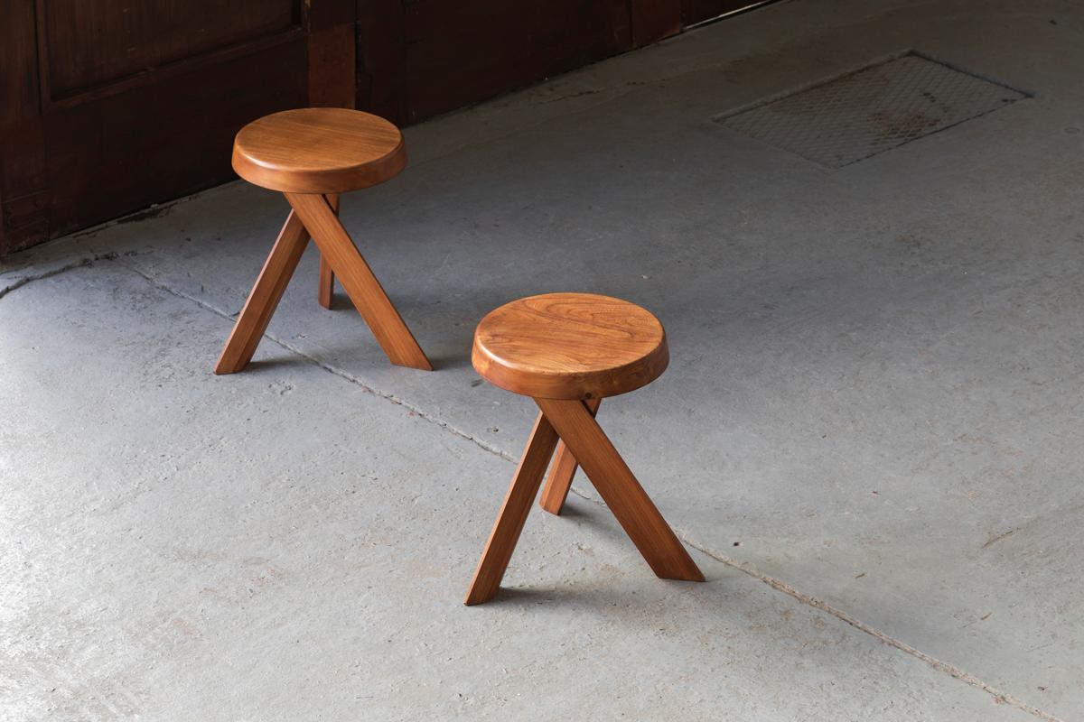 Pierre Chapo’s iconic S31 stool, created in France in 1974. Perhaps the most sought-after stool of the era, testifying the architectural form-language of Chapo’s work. The design plays on the assembly of three converging legs and manages to achieve