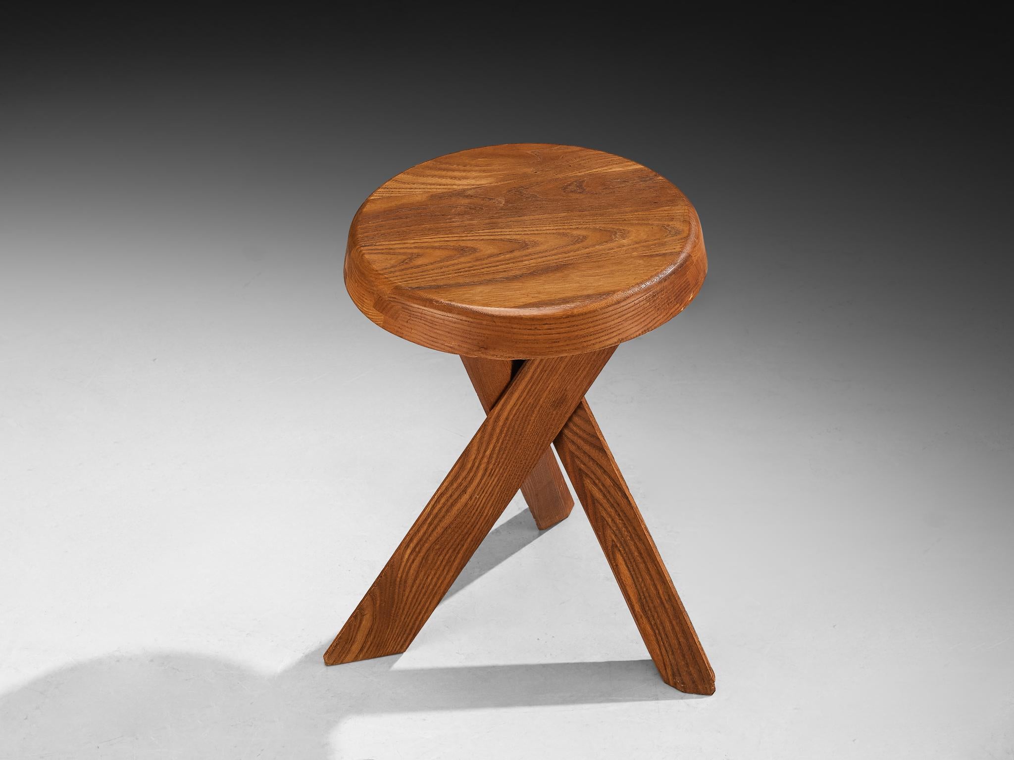 Pierre Chapo, sgabello, modello 'S31A', olmo massiccio, Francia, circa 1974

Questo sgabello S31A è una delle prime edizioni disegnate da Pierre Chapo, noto per l'uso caratteristico del legno massiccio di olmo e per l'impegno nei confronti di