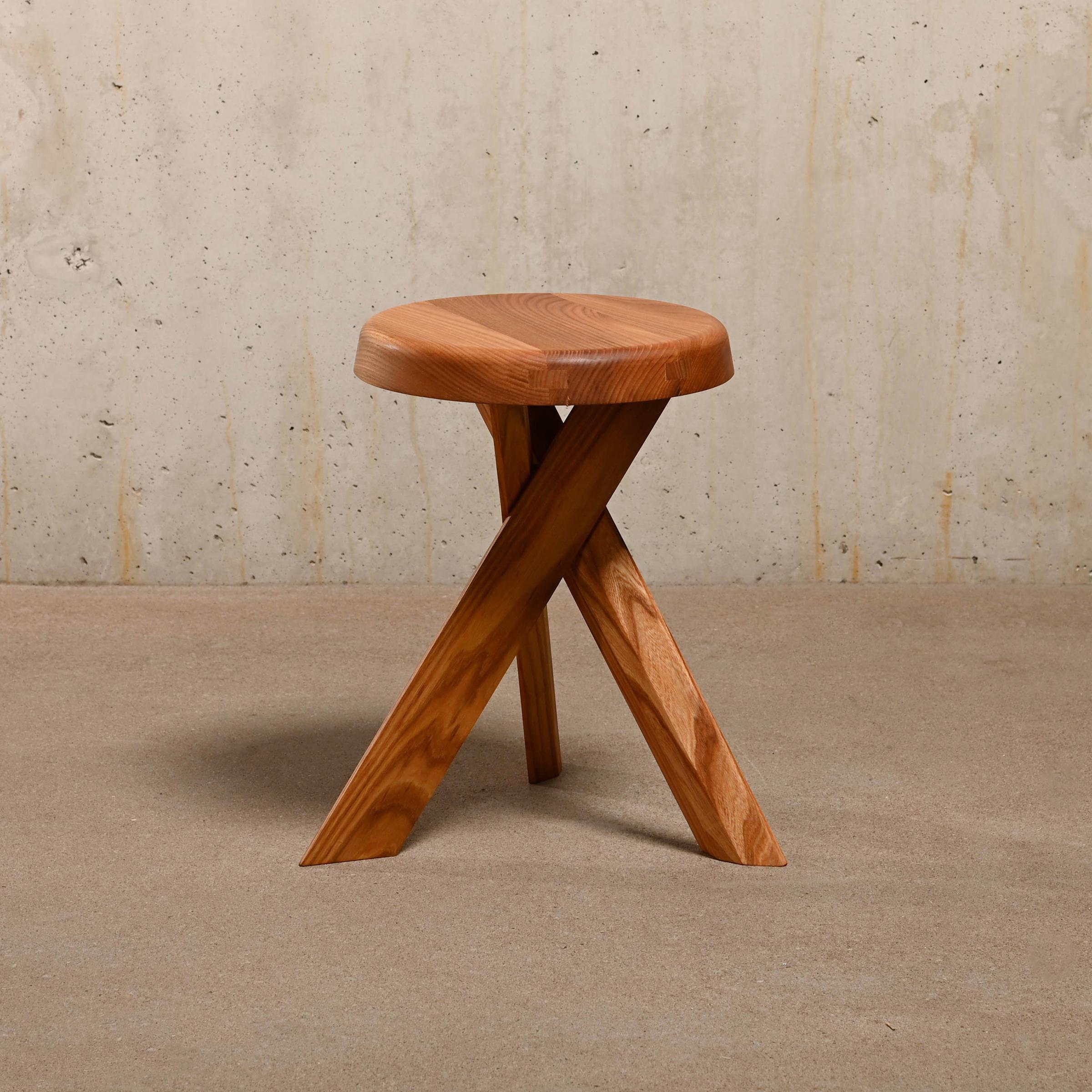 Stool S31 (model A) designed by Pierre Chapo around 1960 and manufactured by Chapo Création in France, 2024. Solid elmwood finished in naturel oil. Excellent original condition and signed by manufacture stamp. The wood drawing and grain of the stool