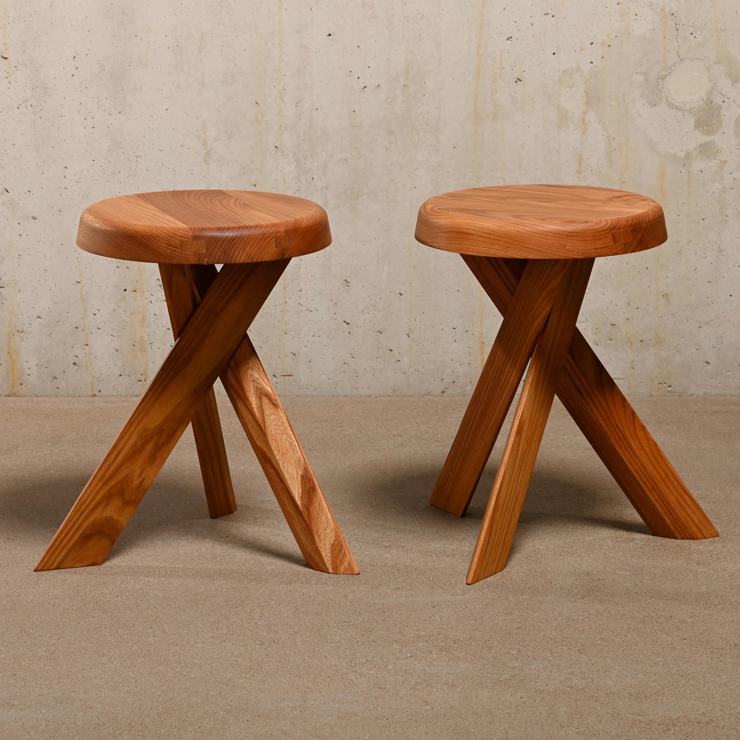 Tabouret S31 (modèle A) conçu par Pierre Chapo vers 1960 et fabriqué par Chapo Création en France. Bois d'orme massif fini à l'huile naturelle. Excellent état d'origine et signé du cachet de fabrication.

Le dessin et le grain du bois du tabouret