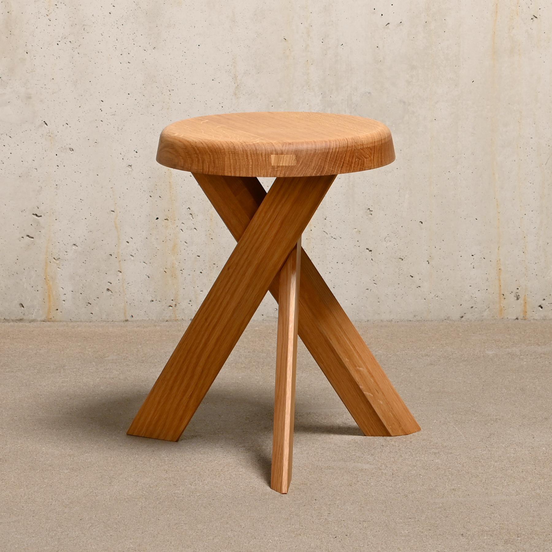 Stool S31 (model A) designed by Pierre Chapo around 1960 and manufactured by Chapo Création in France, 2024. Solid Oak finished in naturel oil. Excellent original condition and signed by manufacture stamp.

The wood drawing and grain of the stool