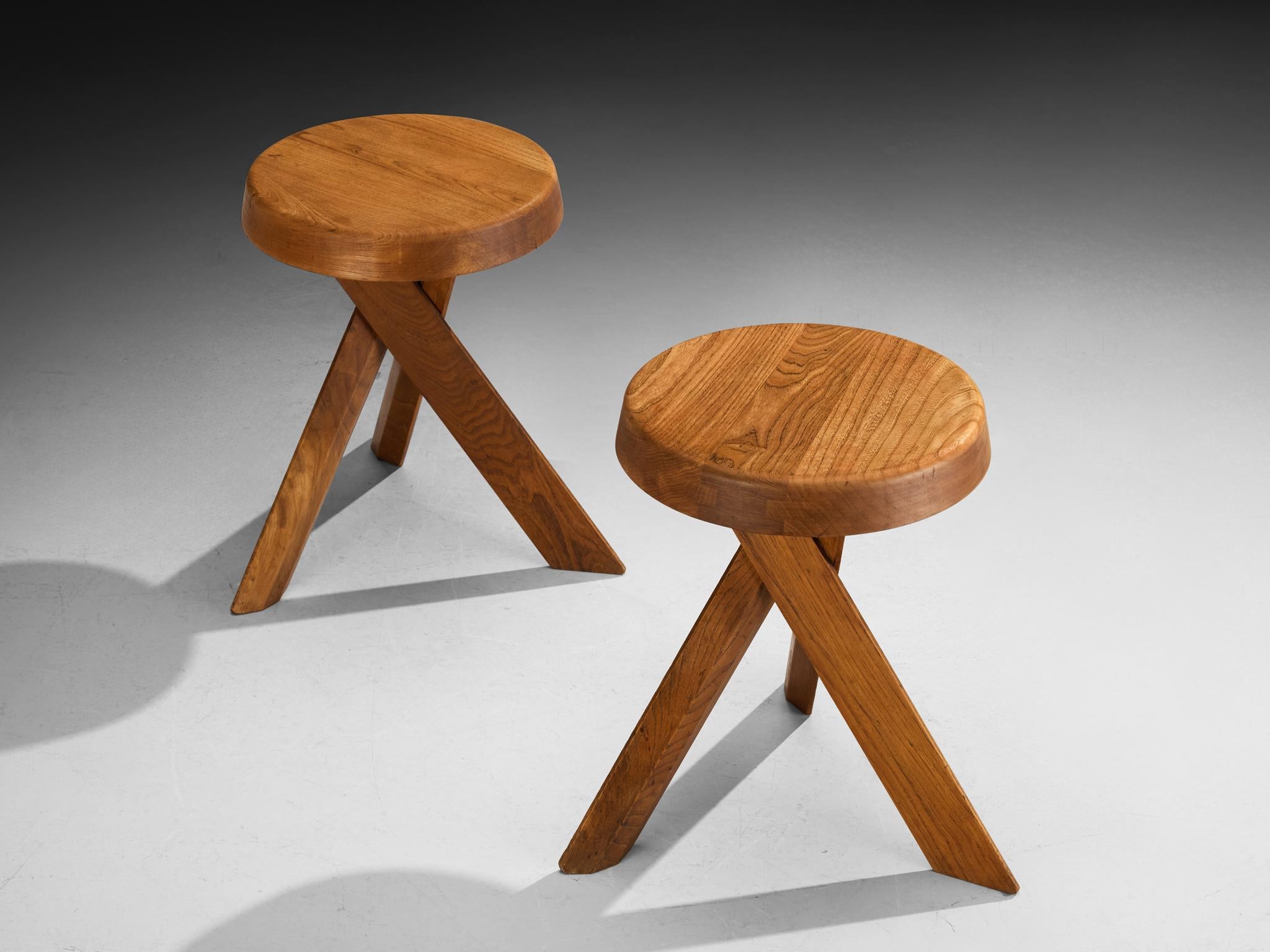 Pierre Chapo, sgabelli, modello 'S31A', olmo massiccio, Francia, circa 1974

Questo sgabello S31A è una delle prime edizioni disegnate da Pierre Chapo, noto per l'uso caratteristico del legno massiccio di olmo e per l'impegno nei confronti di