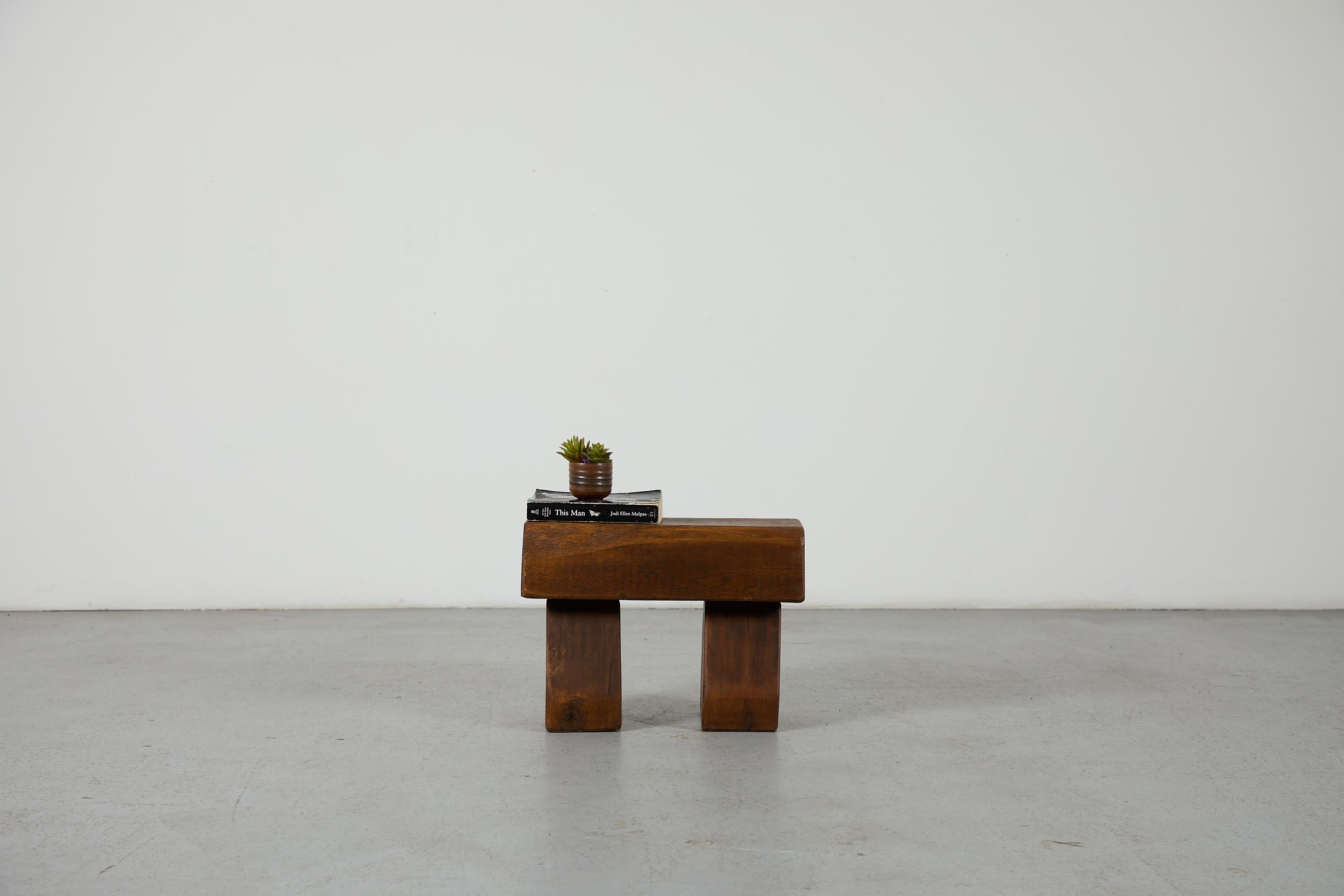 Der handgeschnitzte Hocker aus Massivholz nimmt den skulpturalen Geist der berühmten französischen Handwerkskunst von Pierre Chapo aus den 1970er Jahren auf. Die brutalistische Designphilosophie zelebriert die Ehrlichkeit des rohen Materials durch