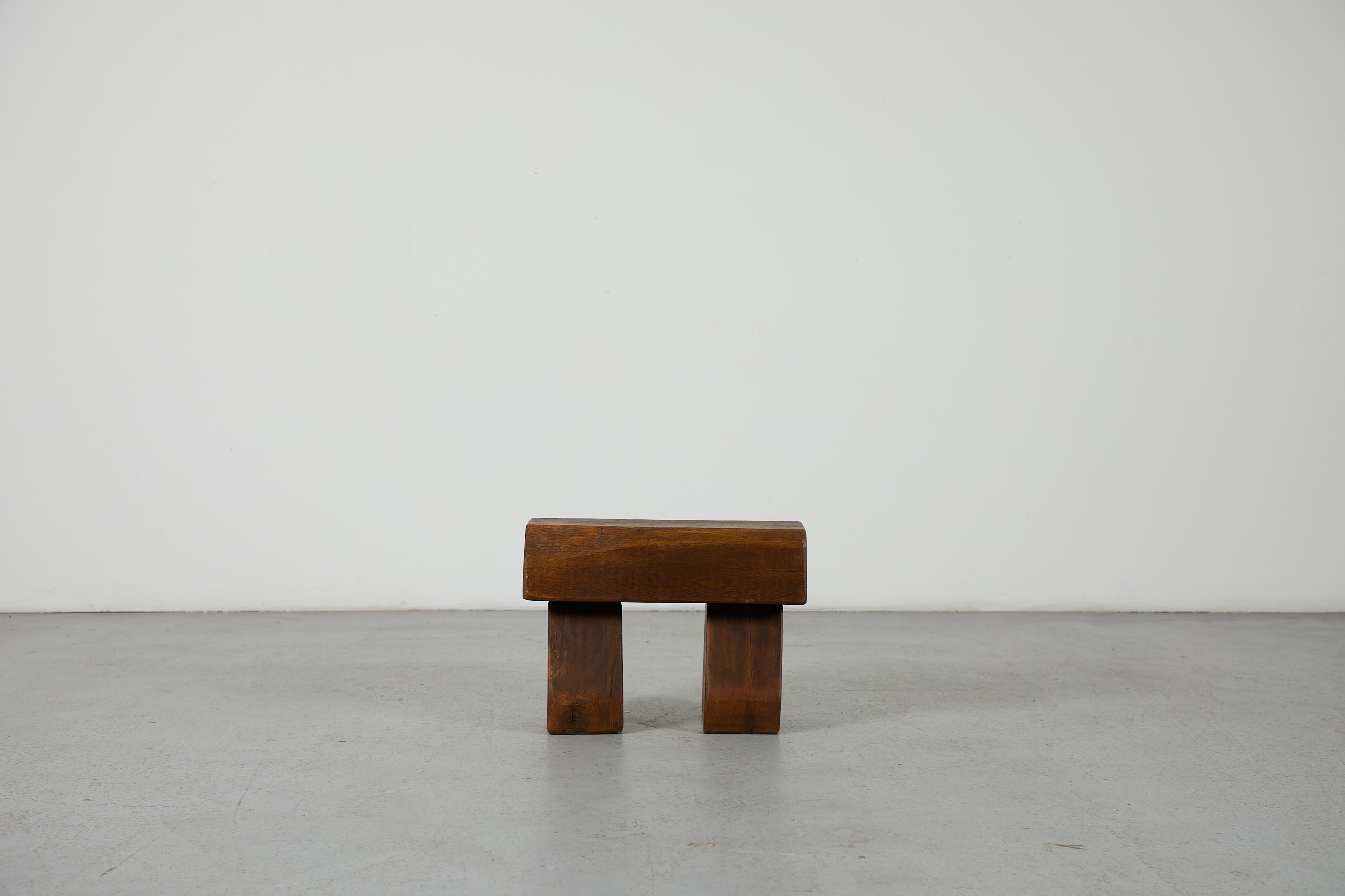 Pierre Chapo Stil 1970er Brutalist Hand-geschnitzt Massivholz Hocker Beistelltisch (Moderne der Mitte des Jahrhunderts) im Angebot