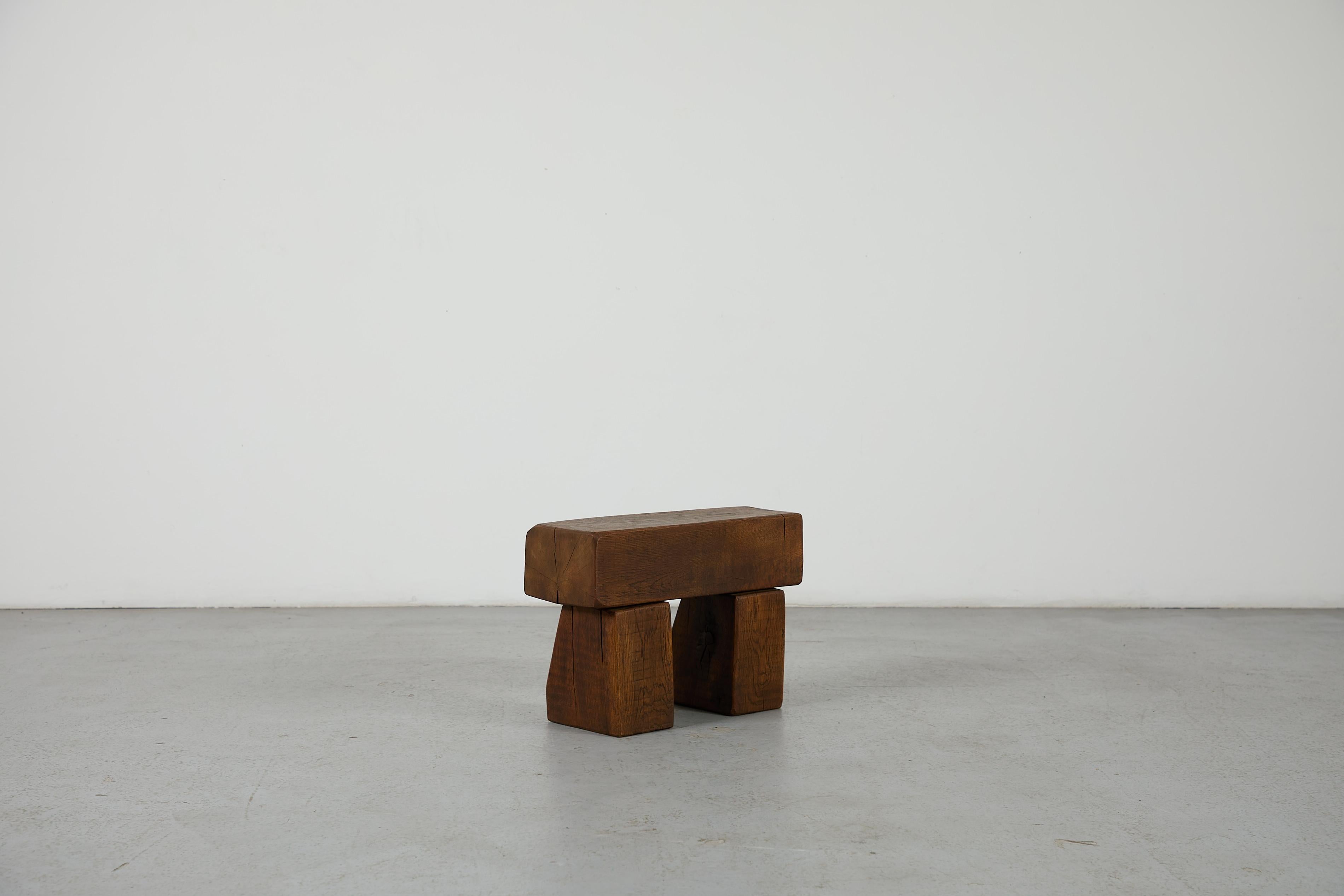 Pierre Chapo Stil 1970er Brutalist Hand-geschnitzt Massivholz Hocker Beistelltisch (Ende des 20. Jahrhunderts) im Angebot