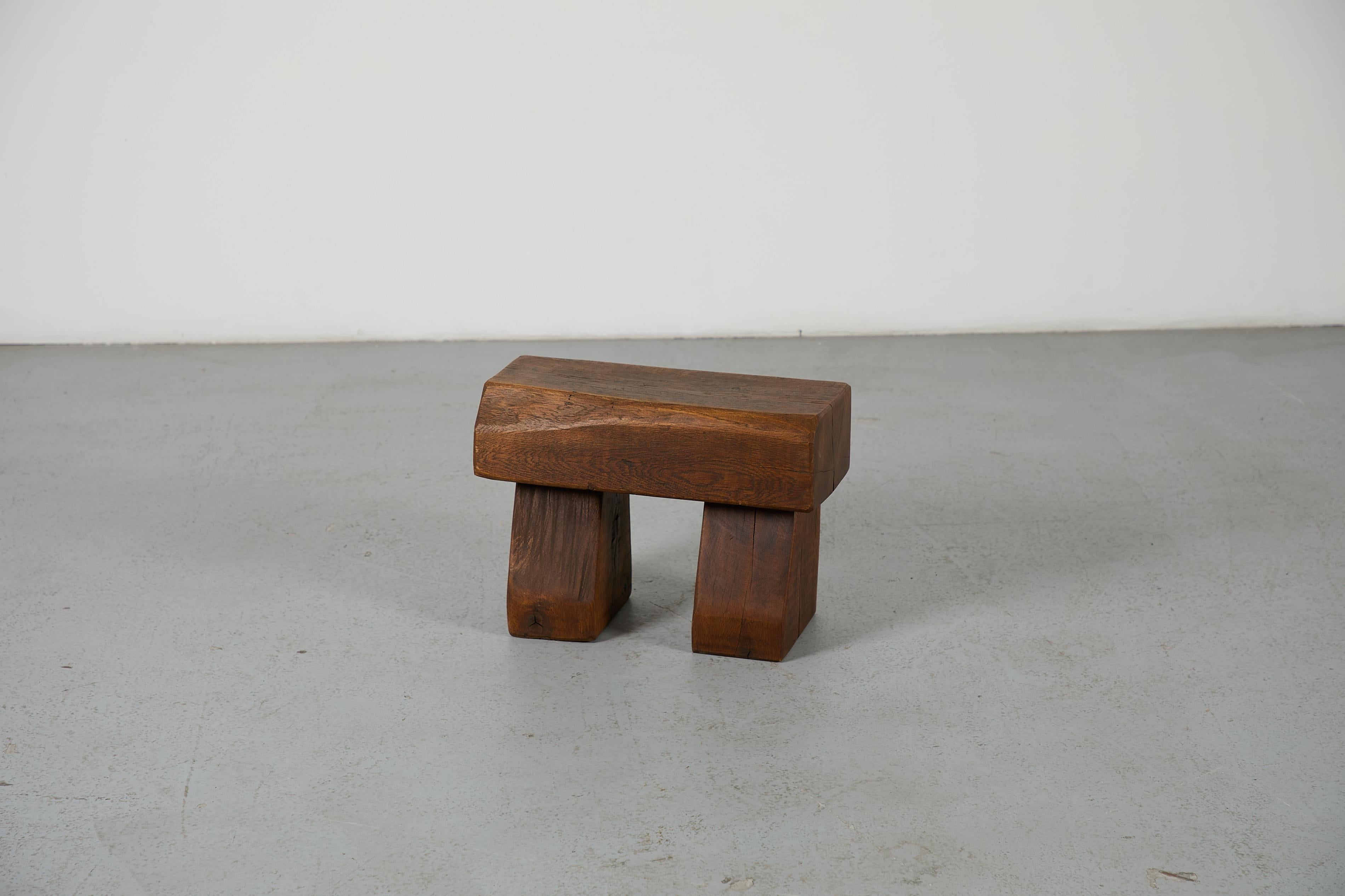 Pierre Chapo Stil 1970er Brutalist Hand-geschnitzt Massivholz Hocker Beistelltisch im Angebot 1