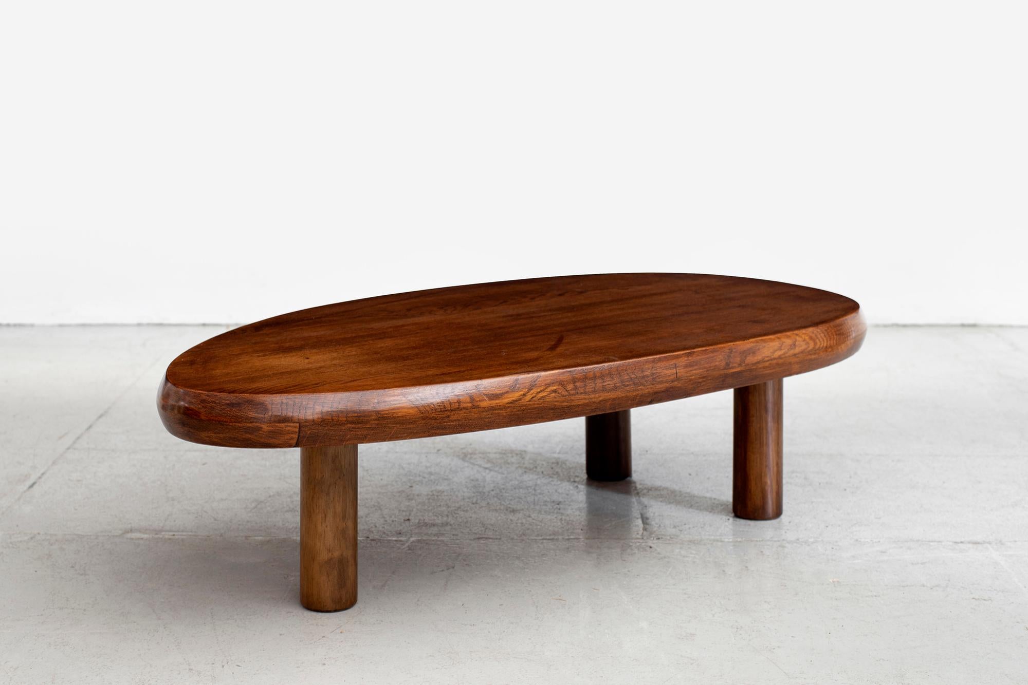 Gorgeous coffee table in the style of Pierre Chapo with 3 legs and freeform organic shape.
Incredible gain and wood joinery.
France, 1950s.