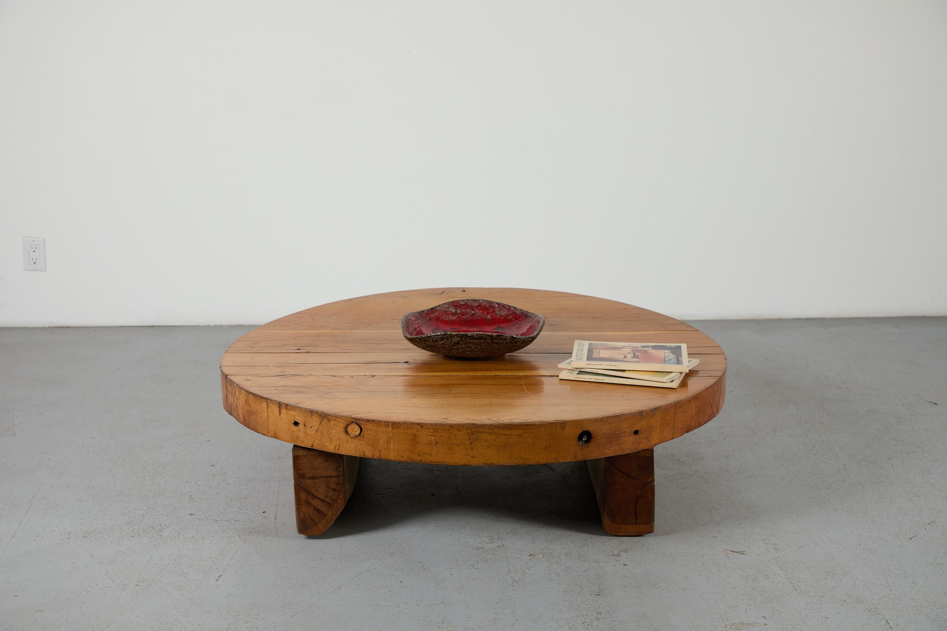 Tavolino da caffè in rovere massiccio realizzato con spesse assi di legno, che mettono in evidenza le venature naturali e la consistenza del legno. Robusto e dall'estetica elementare, questo design brutalista enfatizza i materiali grezzi e l'onestà