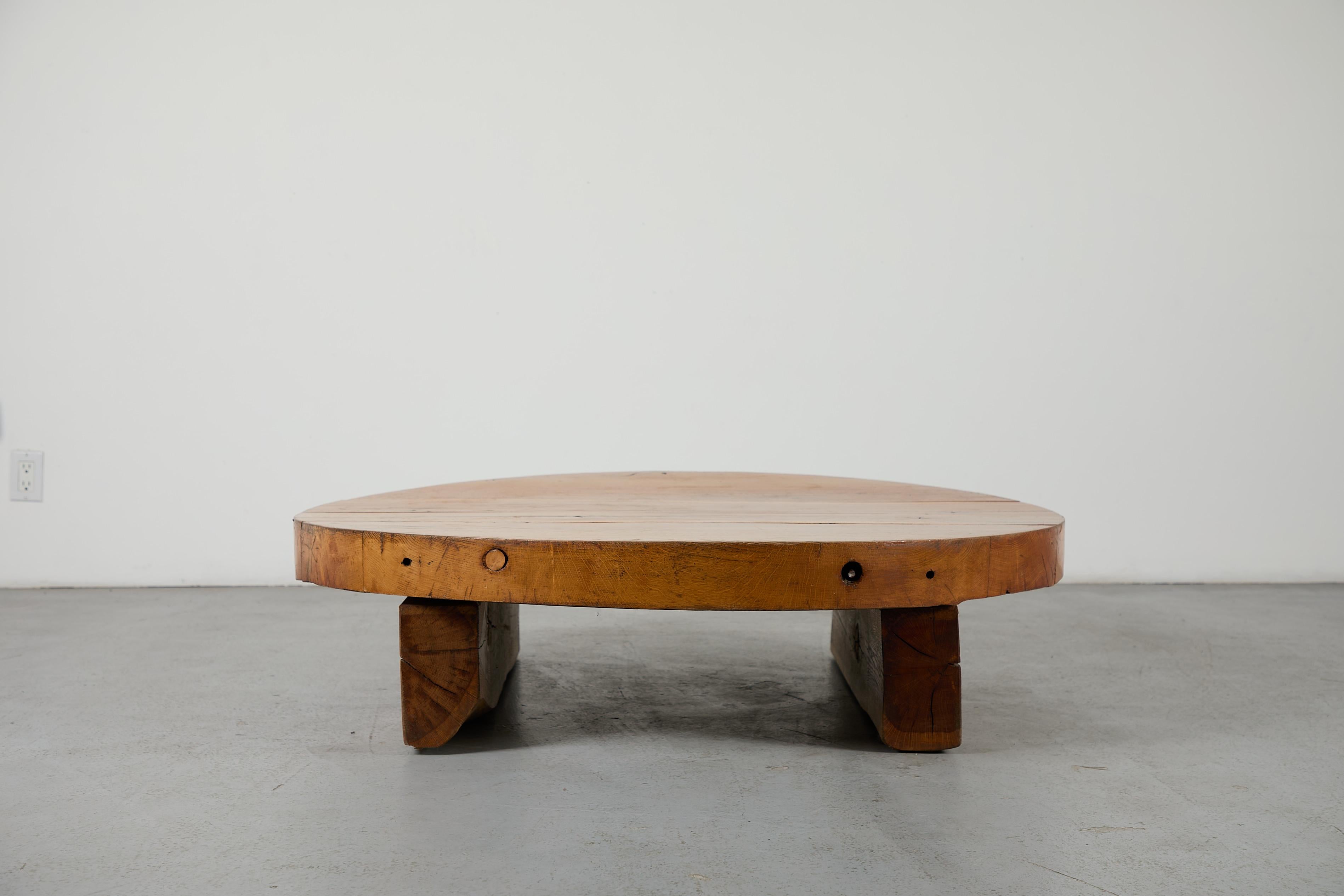 Brutalismo Tavolino da caffè brutalista massiccio in Oak, stile Pierre Chapo in vendita