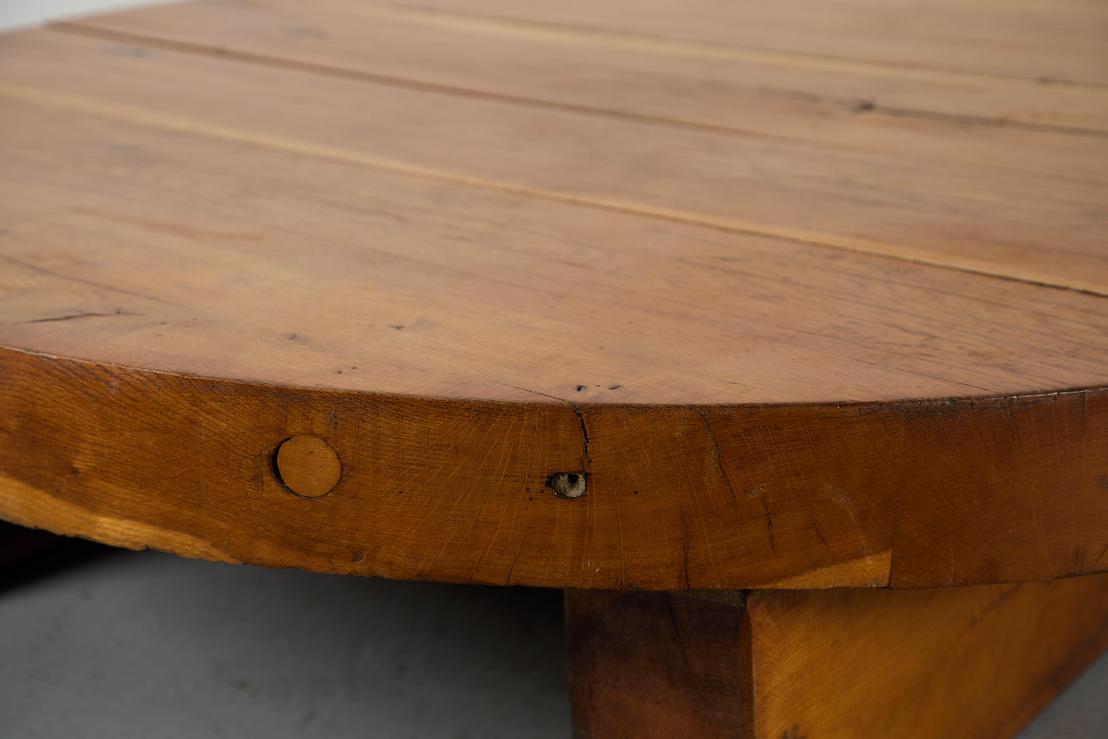 Tavolino da caffè brutalista massiccio in Oak, stile Pierre Chapo in vendita 1