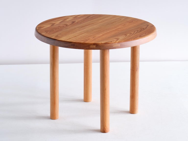 This striking dining table is the model T02 designed by Pierre Chapo in 1963. The table is made of solid elm wood with a beautiful grain. The table can easily be converted into a low coffee table as the legs can be unscrewed from the top and
