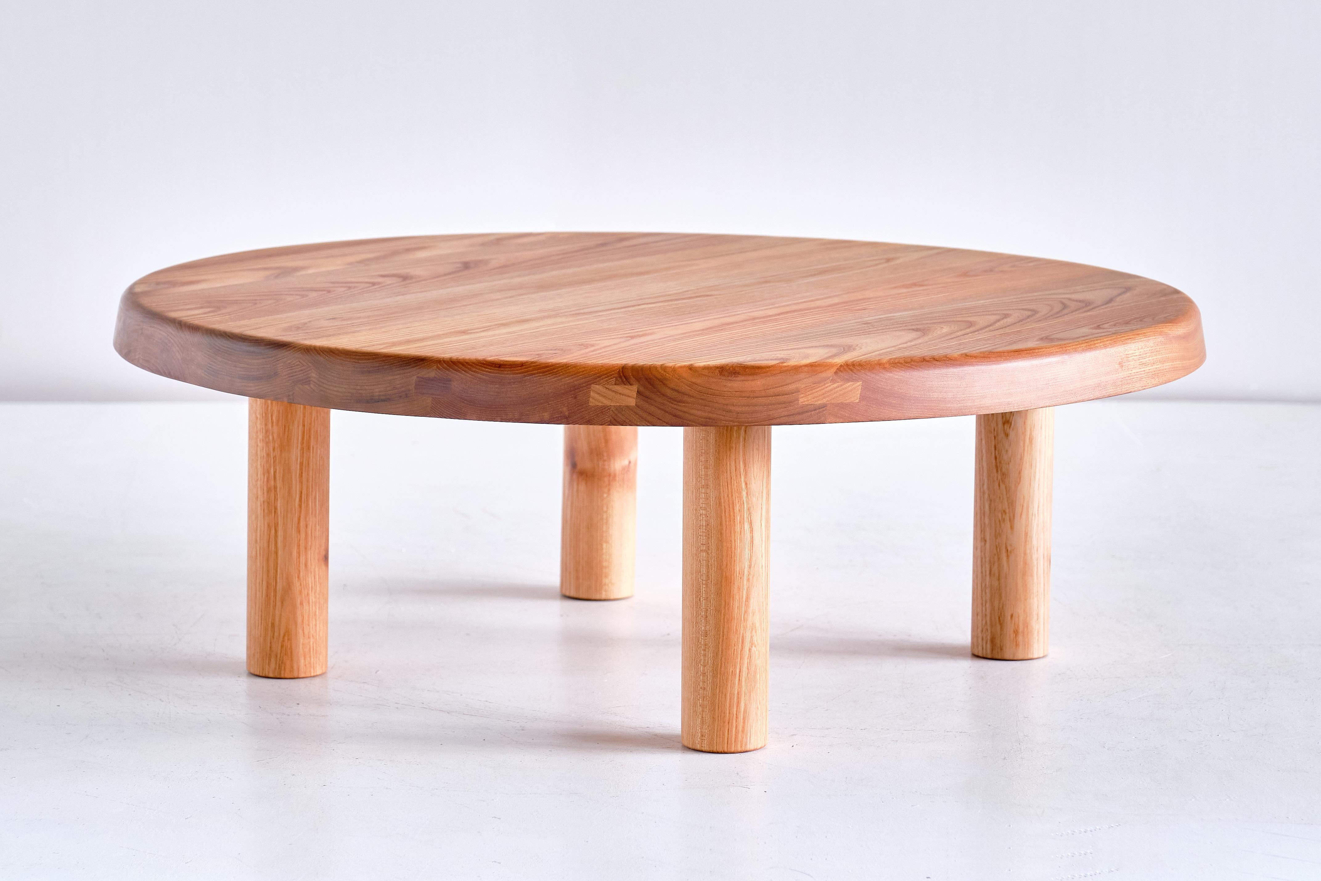 This striking coffee table is the model T02M designed by Pierre Chapo in 1963. The table is made of solid elm wood with a beautiful grain. The table can easily be converted into a dining table as the legs can be unscrewed from the top and replaced