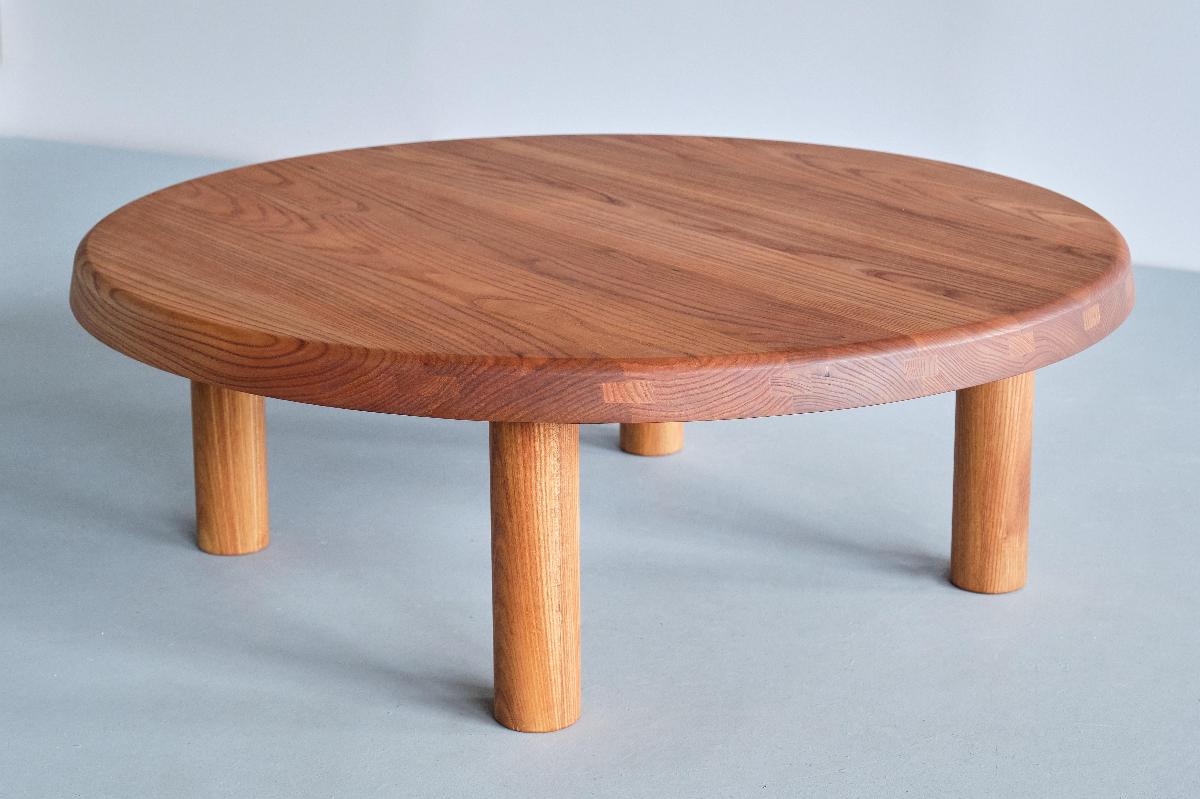 This striking coffee table is the model T02M designed by Pierre Chapo in 1963. This iconic table is made of solid elm wood with a beautiful grain. Up to 1973 the T02 model was the only round table in the Chapo catalog. An unquestionably timeless and