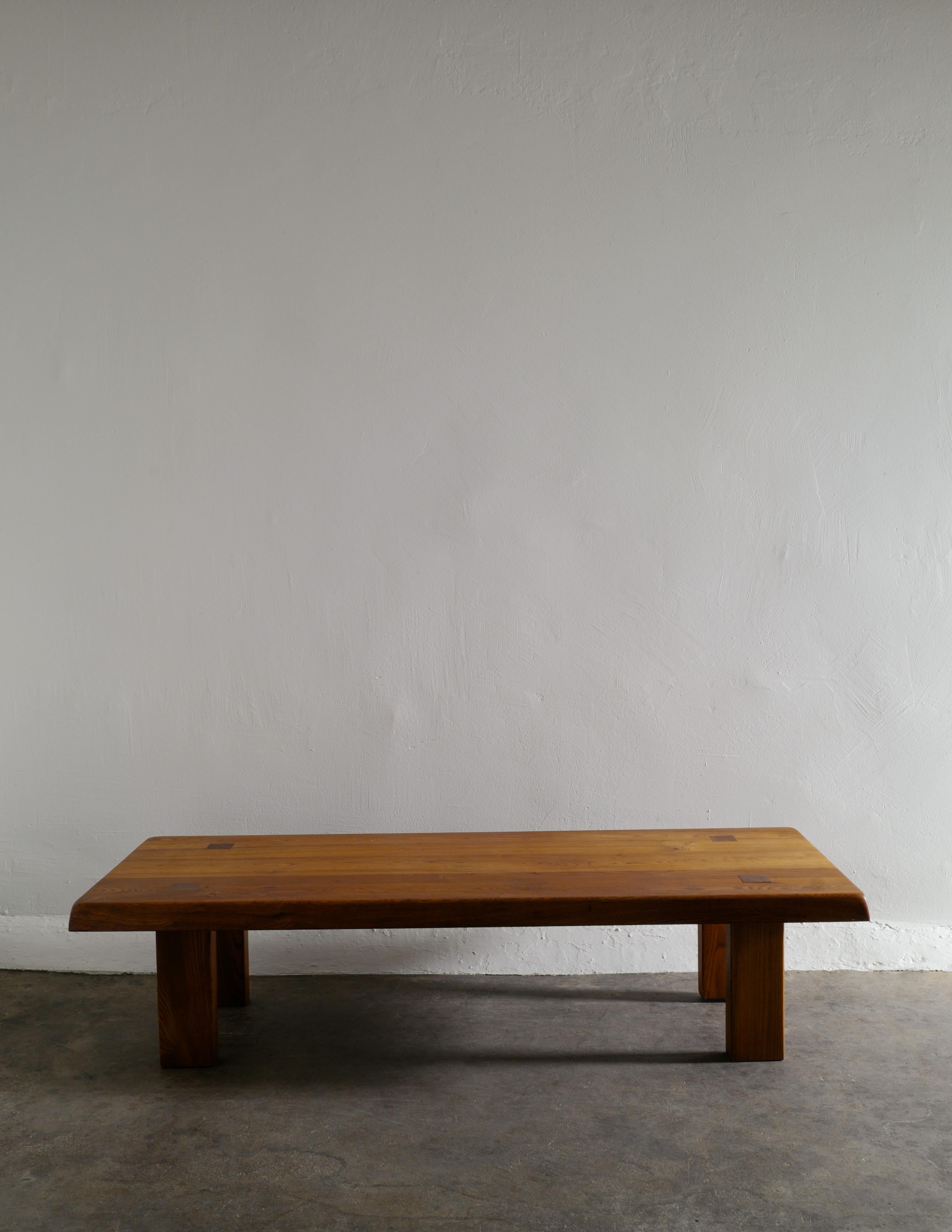 Rare soda coffee table in solid elm designed by Pierre Chapo and produced in France in the late 1960s. In good vintage and original condition with signs and patina from age and use. A great and iconic coffee table. 

Dimensions: H: 34 cm W: 140 cm