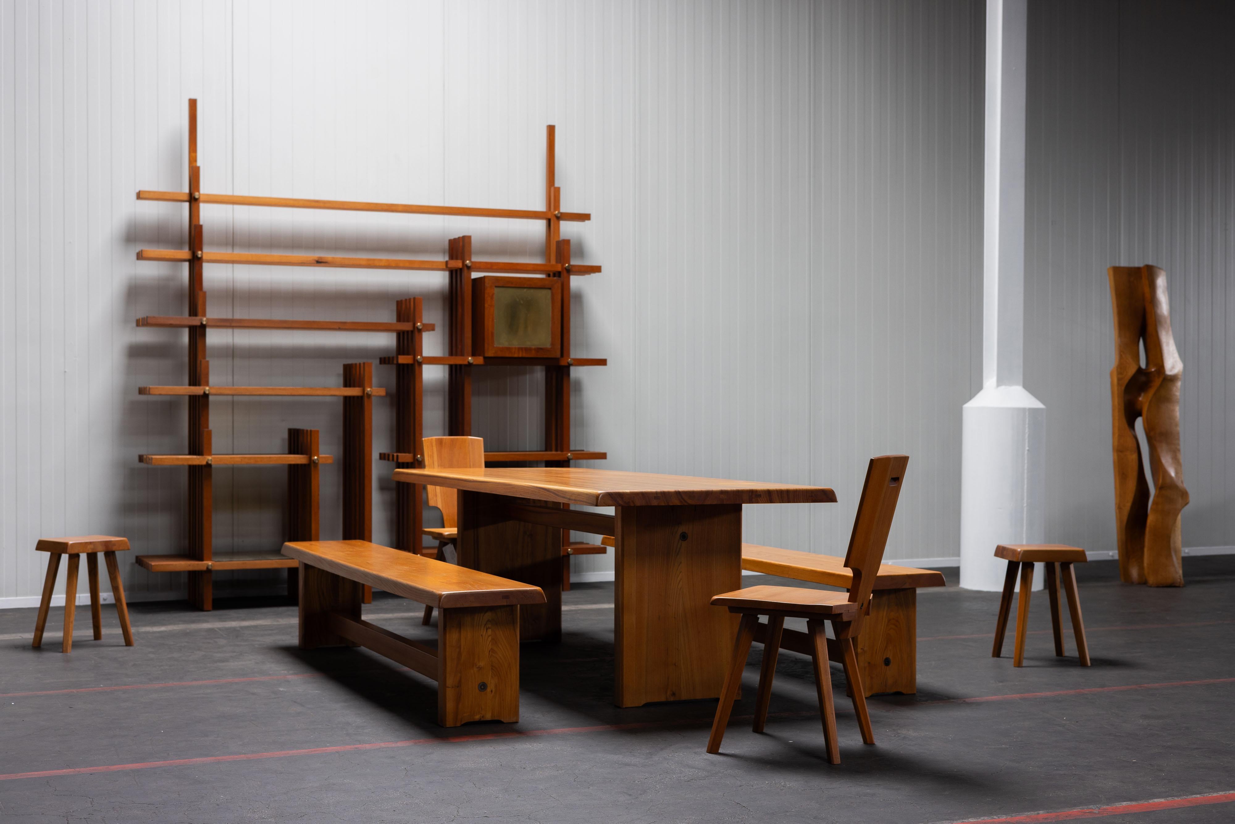 Rare version la plus grande de la table T14D avec rallonges modèle D08 conçue par Pierre Chapo et fabriquée dans son propre atelier en France en 1965. La table en orme massif se distingue par la pureté de ses lignes et sa présence monumentale.