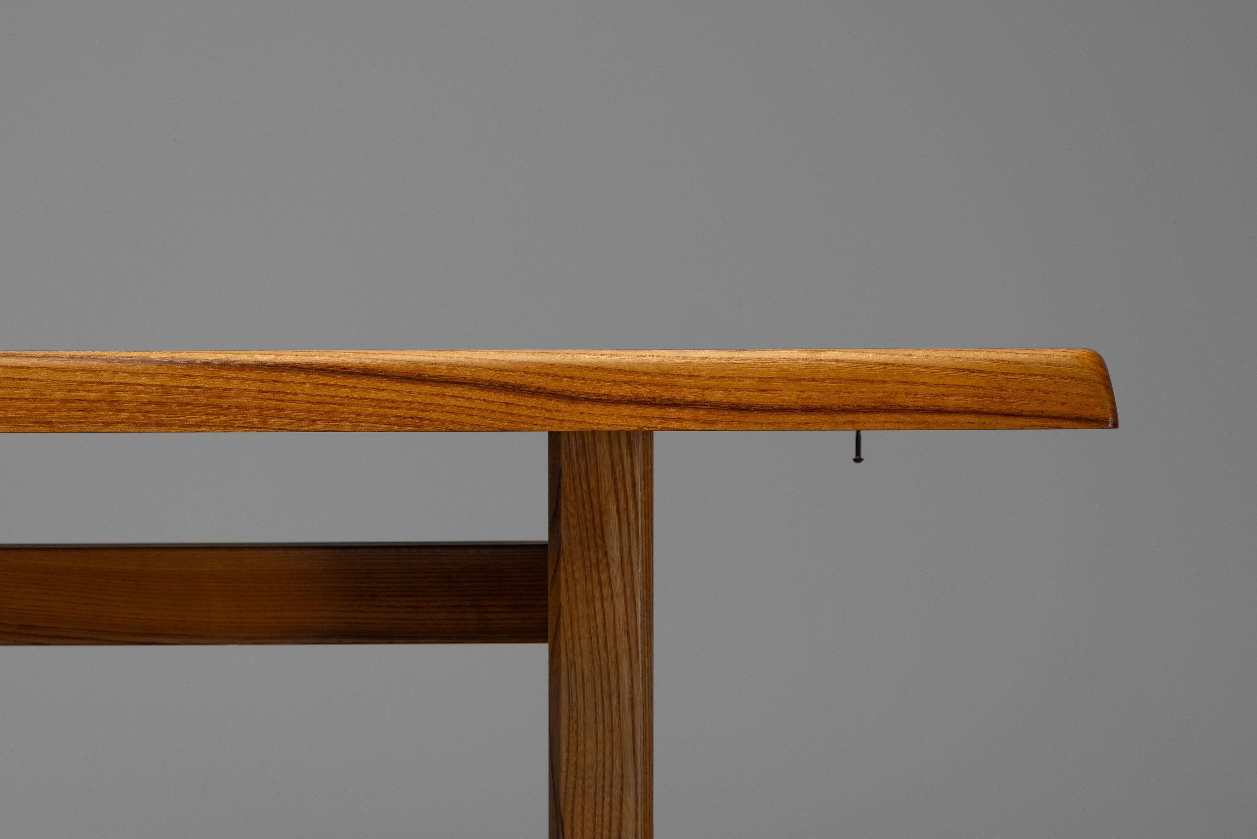 Table de salle à manger T14D en orme Pierre Chapo, France 1965 Bon état à Roosendaal, Noord Brabant