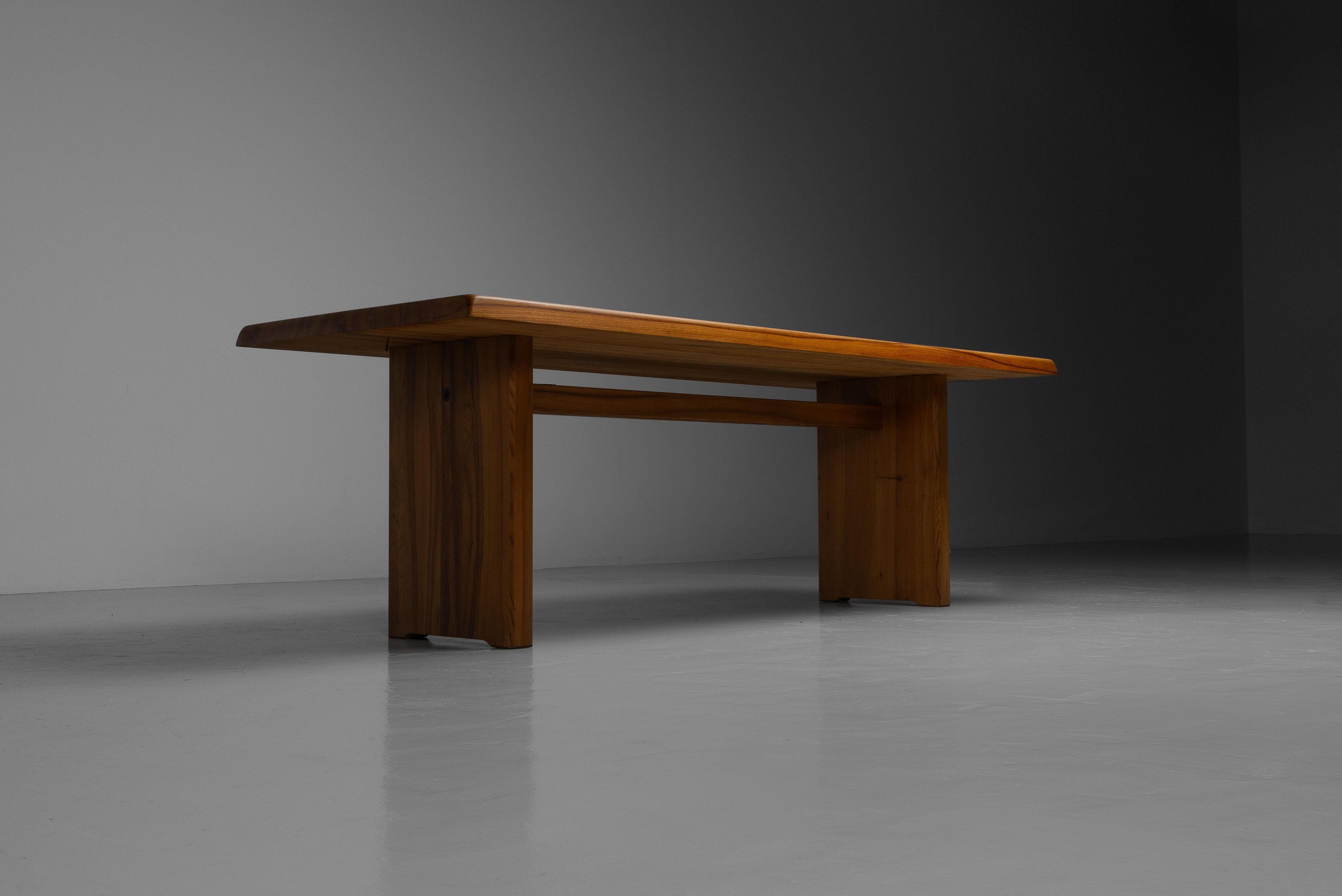 Milieu du XXe siècle Table de salle à manger T14D en orme Pierre Chapo, France 1965